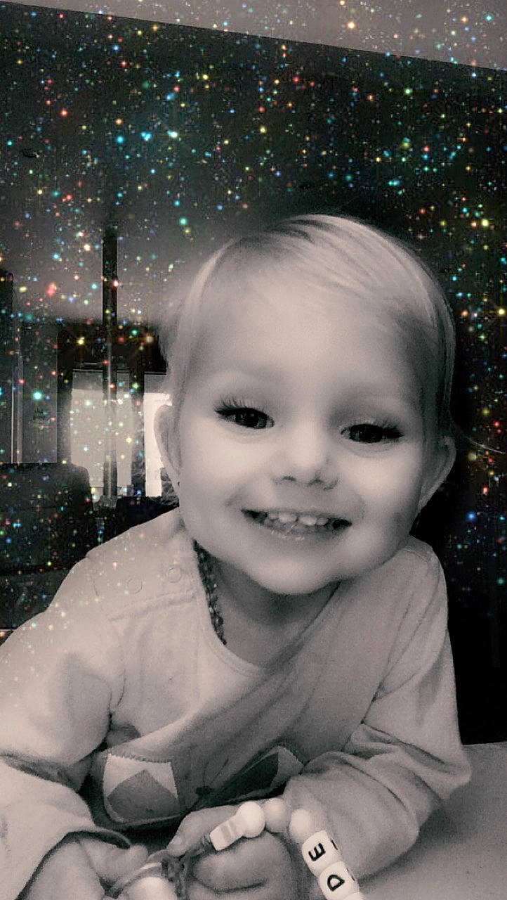 Jade participe au concours pour gagner de l'argent avec cette photo : baby, black_and_white, cheek, child, eye, face, head, iris, joy, lip, person, photograph, photography, portrait_photography, smile, snapshot, toddler