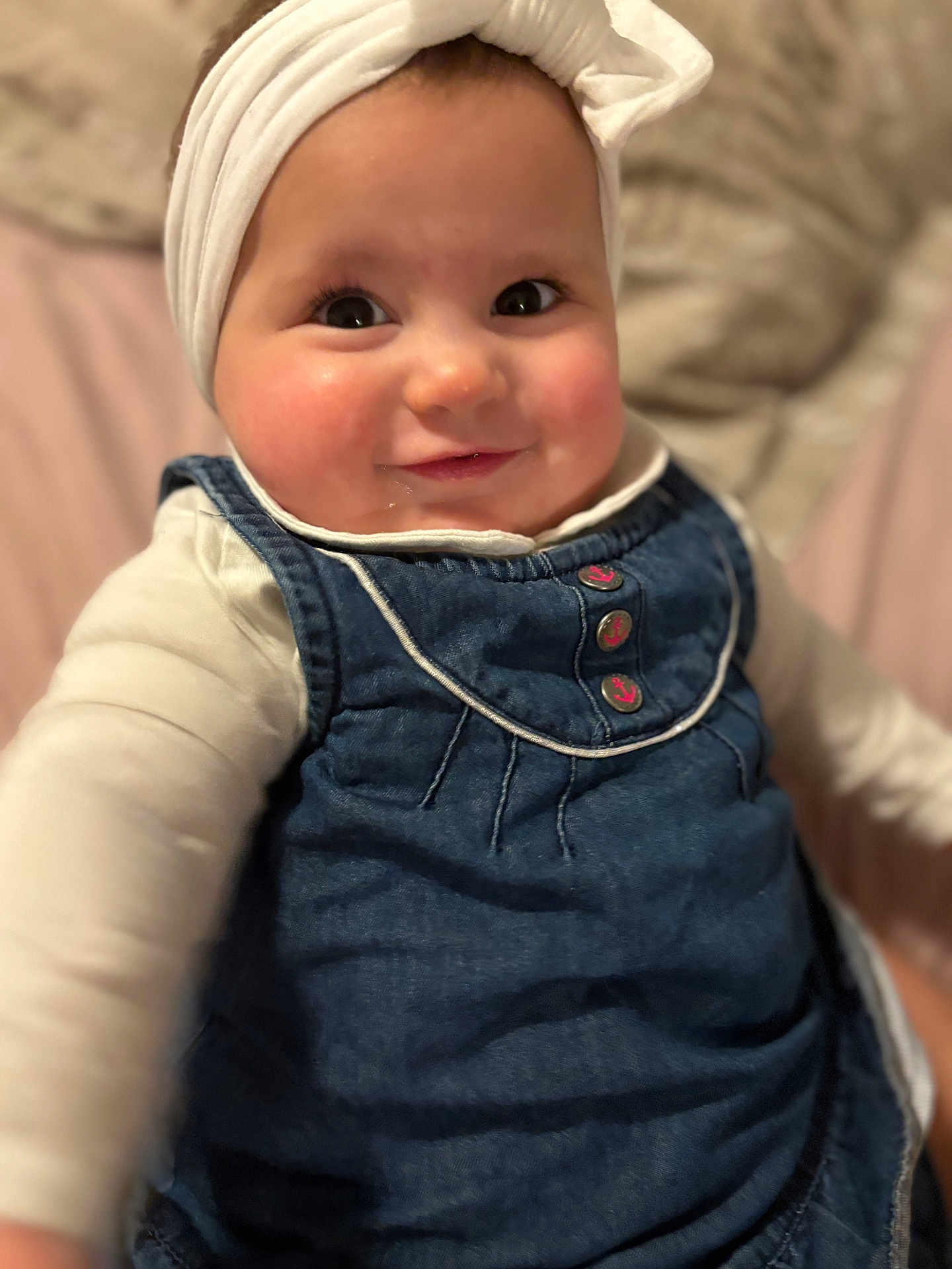 Camille participe au concours pour gagner de l'argent avec cette photo : baby, infant, child, smile, portrait, headwrap, denim_dress, onesie, cheeks, eyes, cute, indoors, bed, blurred_background, closeup, happy, young, fashion, drool, playful