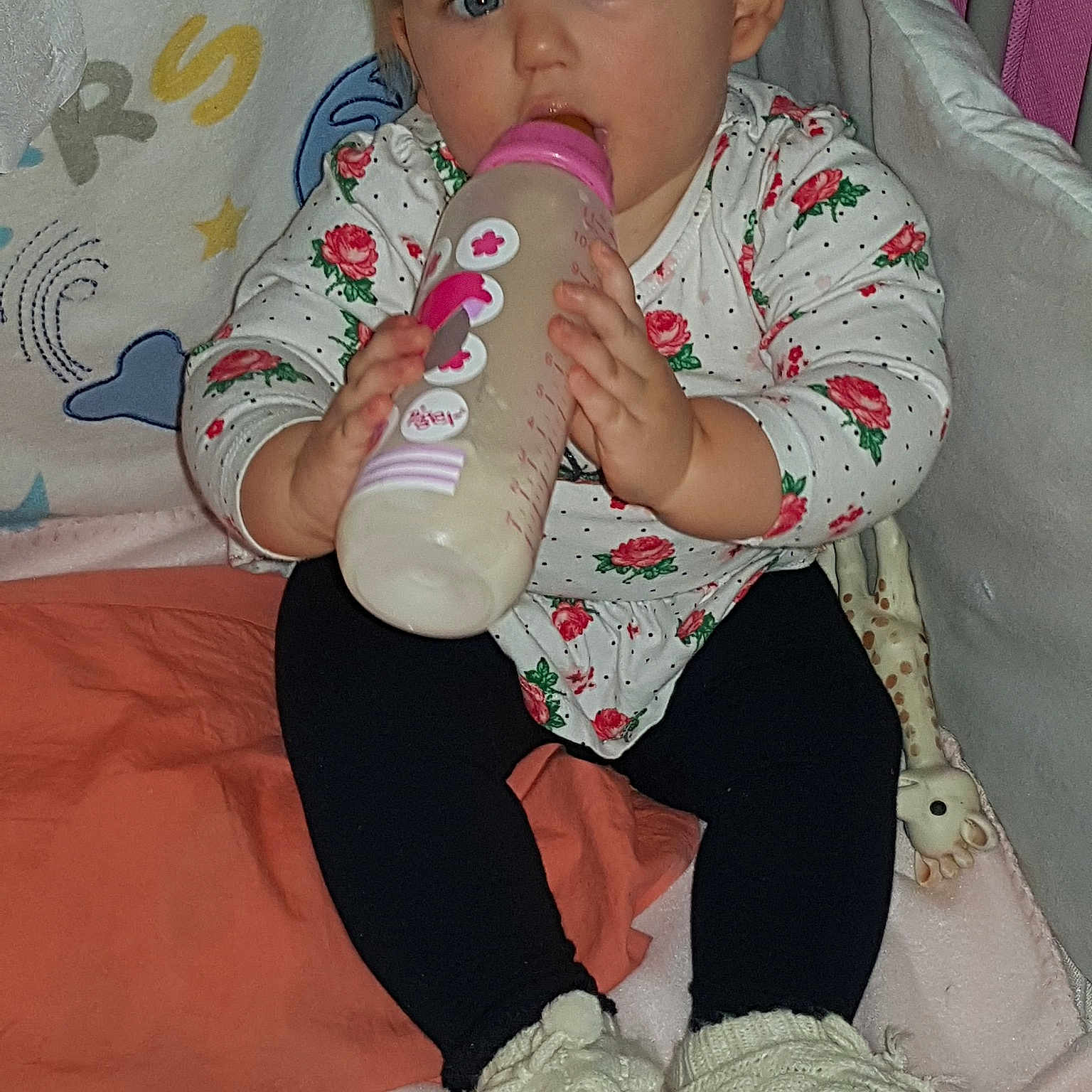 Lorena participe au concours pour gagner de l'argent avec cette photo : baby, baby_products, baby_toddler_clothing, cheek, child, finger, leg, person, product, sitting, skin, textile, toddler
