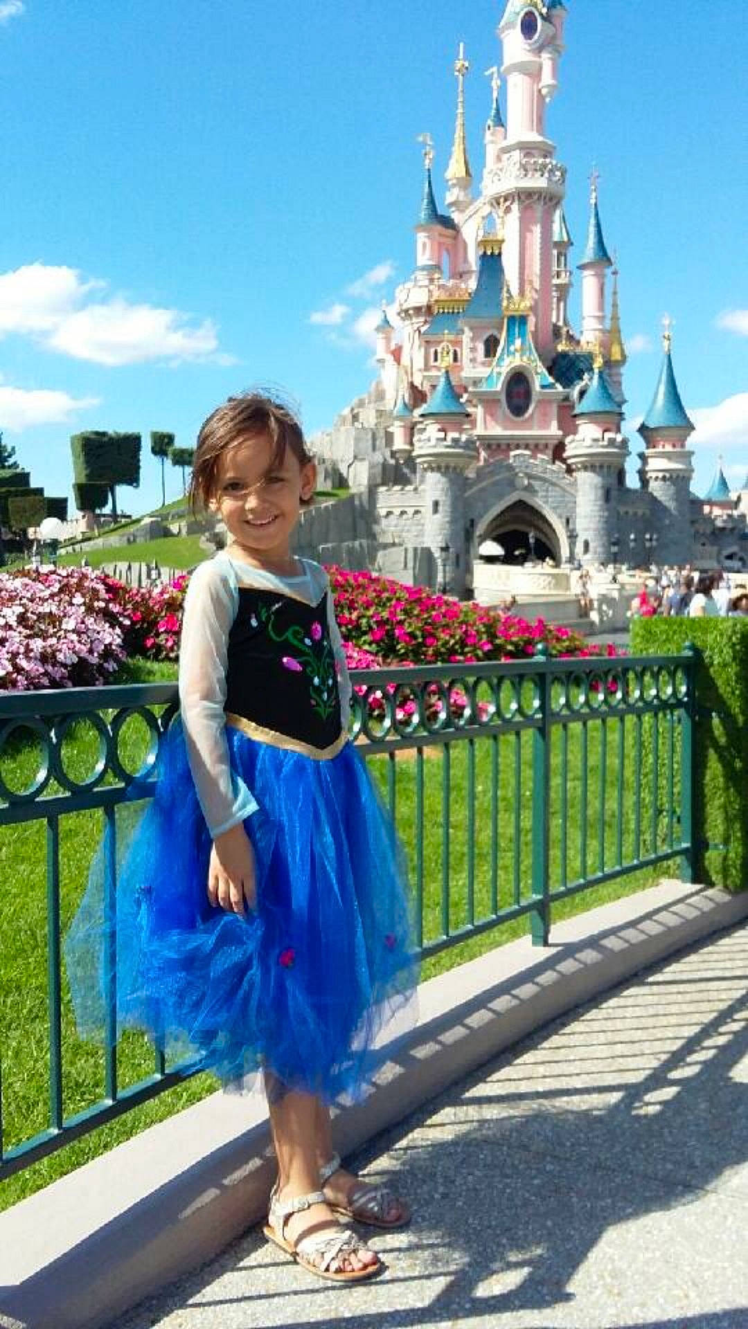 Lily participe au concours pour gagner de l'argent avec cette photo : amusement_park, child, dress, fun, girl, joy, leisure, outdoor_structure, park, person, recreation, tourism, travel, vacation, walt_disney_world, world