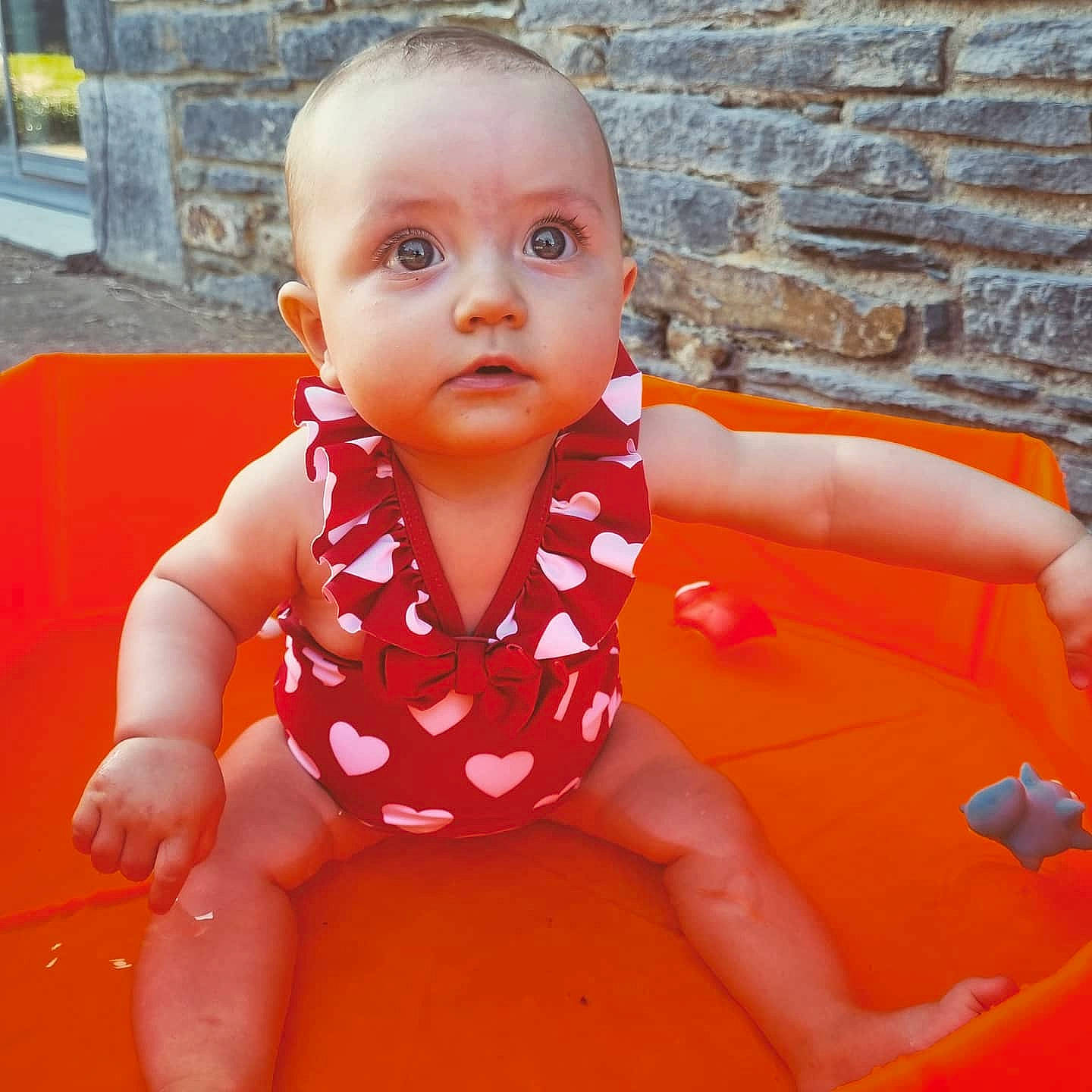 Ambre participe au concours pour gagner de l'argent avec cette photo : baby, baby_bathing, baby_toddler_clothing, bathing, cheek, finger, floor, flooring, fun, happy, head, leisure, lip, mouth, nose, orange, person, pink, skin, thigh