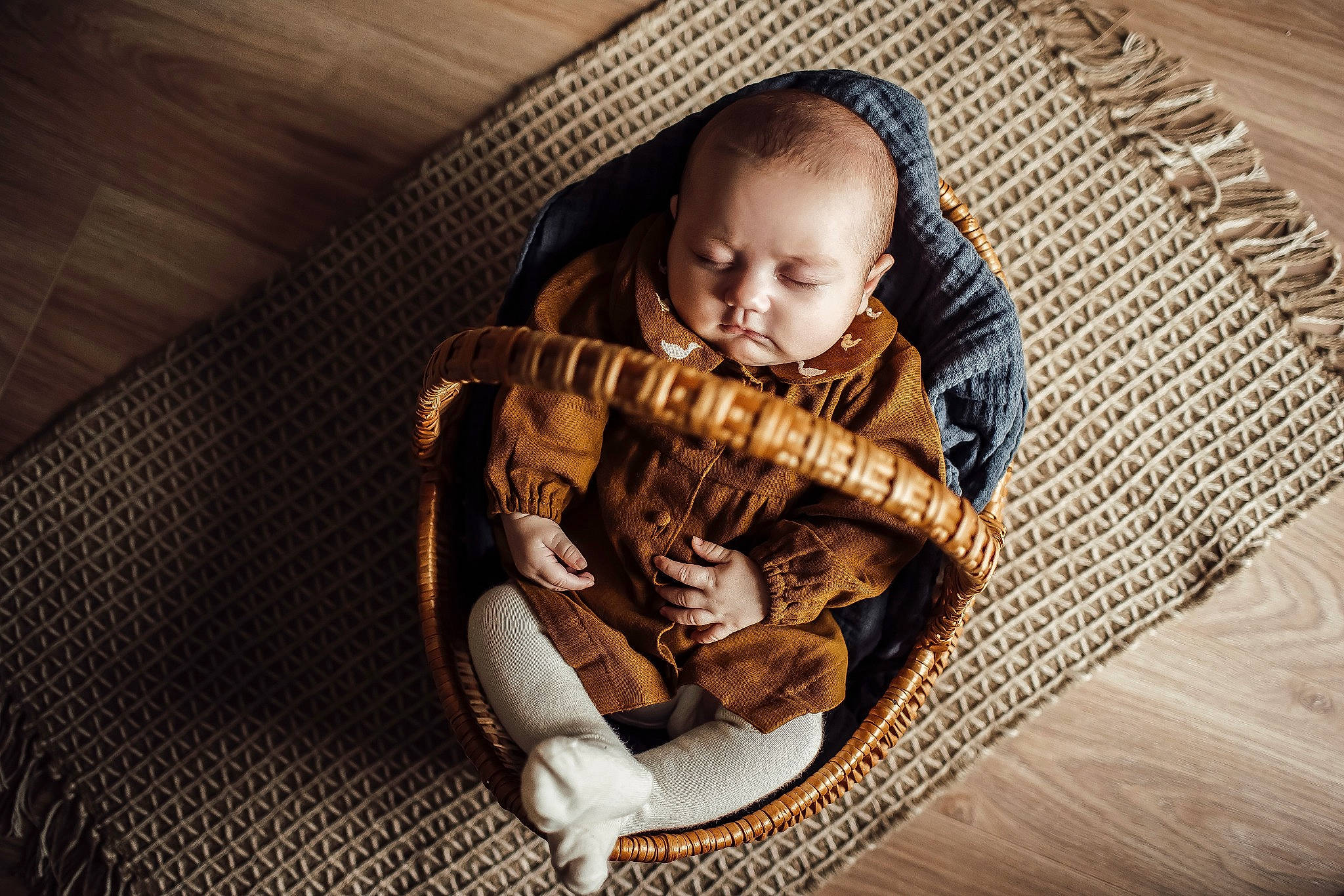 Ambre participe au concours pour gagner de l'argent avec cette photo : baby, baby_products, baby_sleeping, baby_toddler_clothing, bag, bedtime, child, comfort, floor, flooring, fun, grass, human_leg, infant_bed, linens, pattern, person, room, sitting, toddler