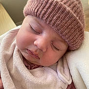 Blanche a rejoint le concours — aidez-le/la à gagner de superbes lots ! baby, sleeping, hat, knit_hat, bib, closeup, face, child, infant, soft_texture, cozy, pink, skin, eyelashes, peaceful, cute, warm, portrait, indoors, resting