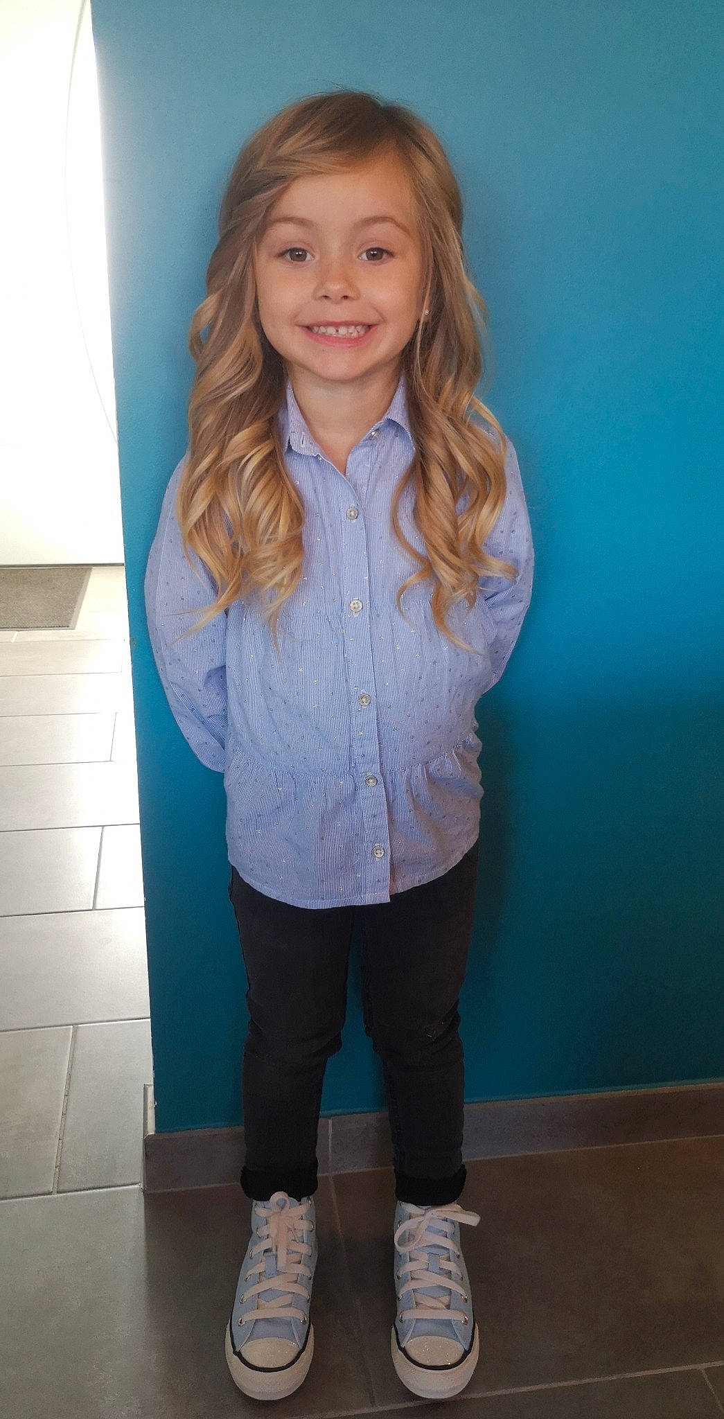 Carla a rejoint le concours — aidez-le/la à gagner de superbes lots ! beauty, denim, electric_blue, eye, face, flooring, hair, hairstyle, joy, knee, leg, long_hair, outerwear, person, skin, sleeve, smile, sportswear, street_fashion, t_shirt