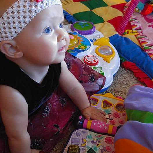 Claudia is registered to the contest to win money with this photo: