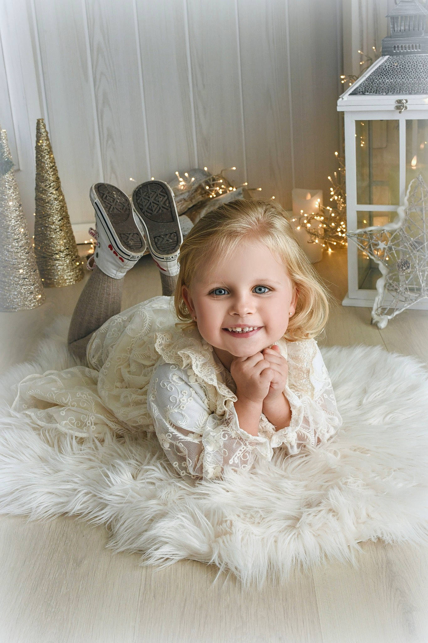 Giuliana a rejoint le concours — aidez-le/la à gagner de superbes lots ! bridal_accessory, bridal_clothing, bridal_party_dress, clothing, dress, embellishment, event, fashion, fashion_design, feather, flash_photography, formal_wear, happy, headgear, headpiece, jewellery, joy, person, picture_frame, smile