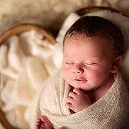 Louis participe au concours pour gagner de l'argent avec cette photo : newborn, baby, sleeping, swaddled, blanket, basket, infant, portrait, closeup, soft_light, peaceful, cute, hand, face, head, toes, bedding, cozy, shallow_depth_of_field, studio