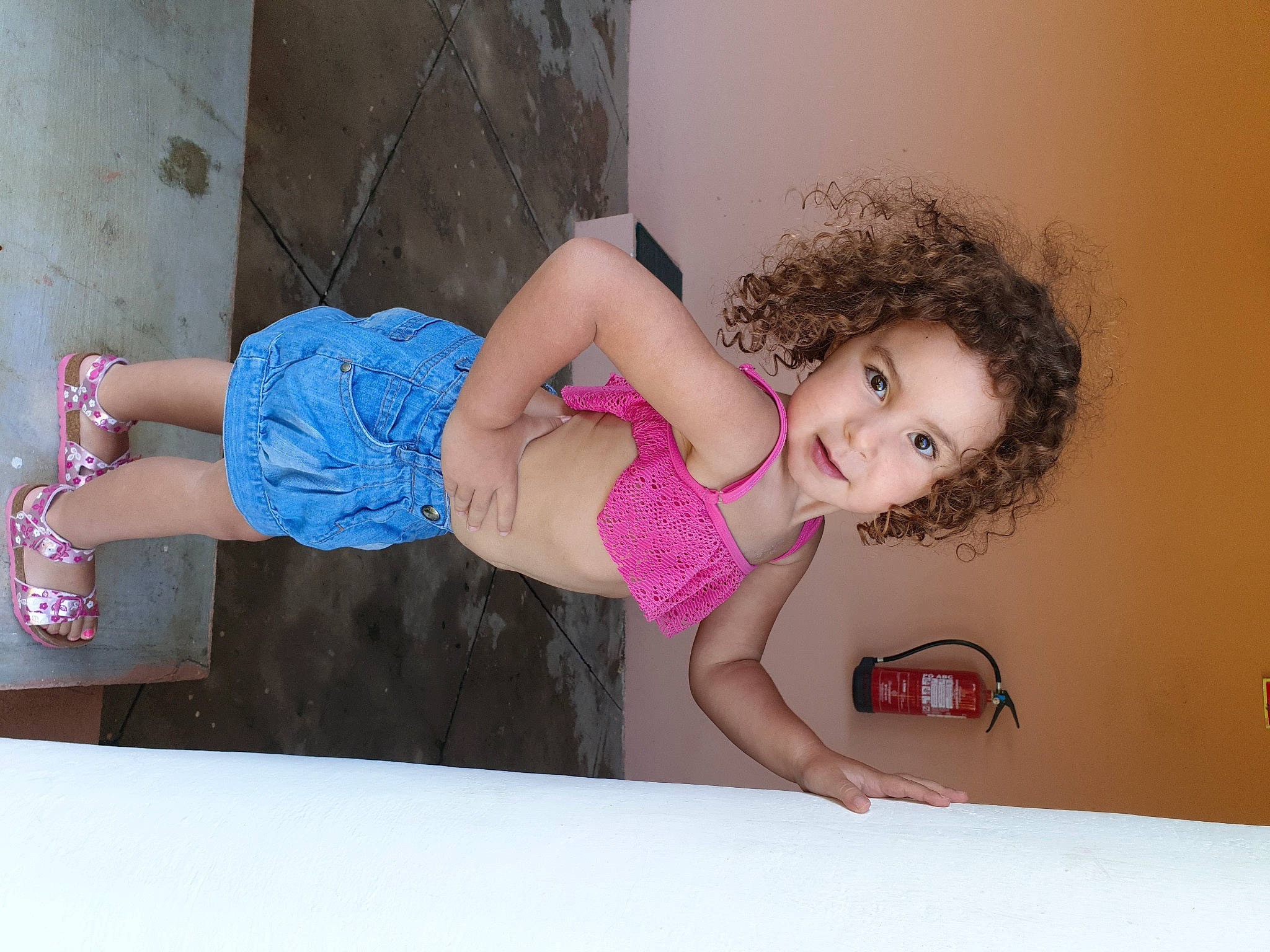 Lyna a rejoint le concours — aidez-le/la à gagner de superbes lots ! arm, child, elbow, electric_blue, foot, fun, happy, human_leg, joint, knee, leg, leisure, magenta, pattern, person, pink, sitting, thigh, toddler, trunk