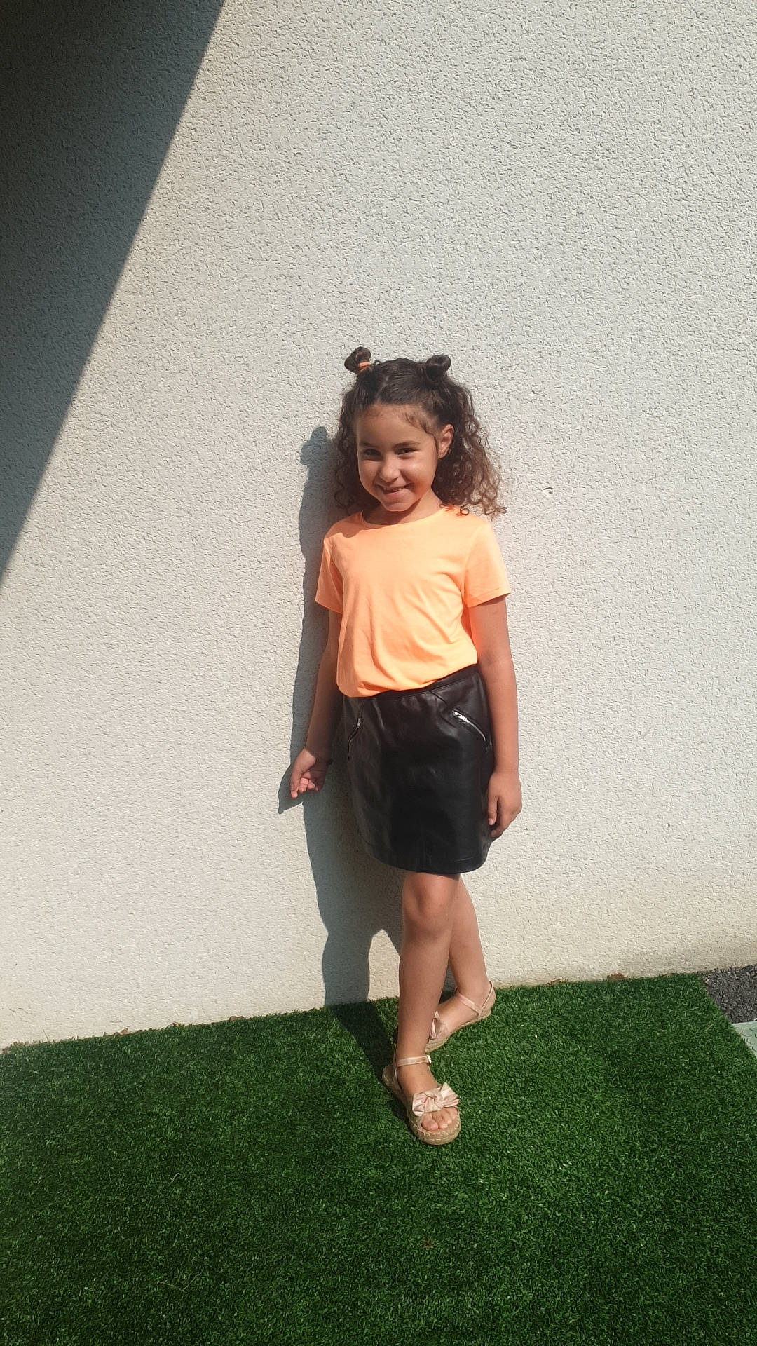 Lyna a rejoint le concours — aidez-le/la à gagner de superbes lots ! calf, day_dress, fashion_design, flooring, foot, formal_wear, fun, grass, happy, human_leg, joy, knee, pattern, person, sandal, sleeve, smile, t_shirt, thigh, toddler