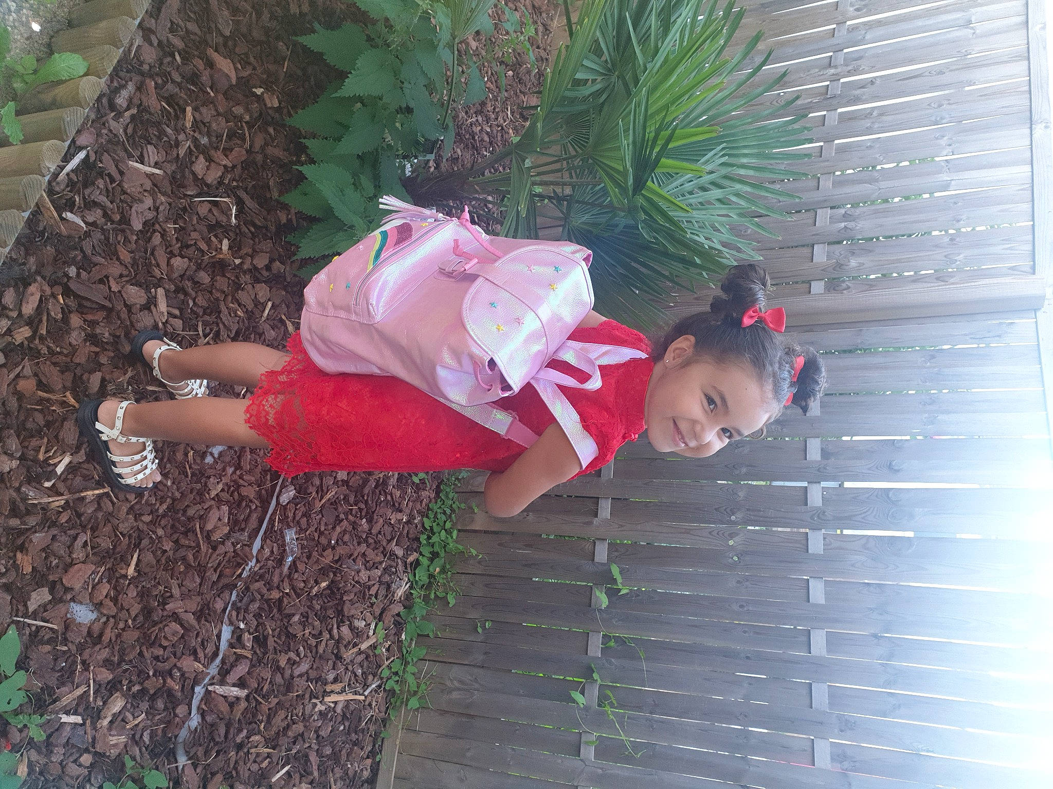 Lyna a rejoint le concours — aidez-le/la à gagner de superbes lots ! child, fun, garden, grass, happy, houseplant, human_leg, joy, leisure, magenta, people_in_nature, person, plant, sandal, shorts, shrub, soil, thigh, toddler, wood