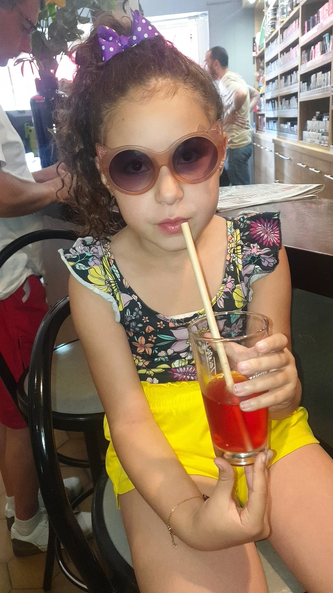 Lyna a rejoint le concours — aidez-le/la à gagner de superbes lots ! alcoholic_beverage, aperitif, cocktail, daiquiri, drink, drinking, drinking_straw, eyewear, fun, glasses, goggles, juice, person, photograph, snapshot, soft_drink, summer, sunglasses, tableware, toddler
