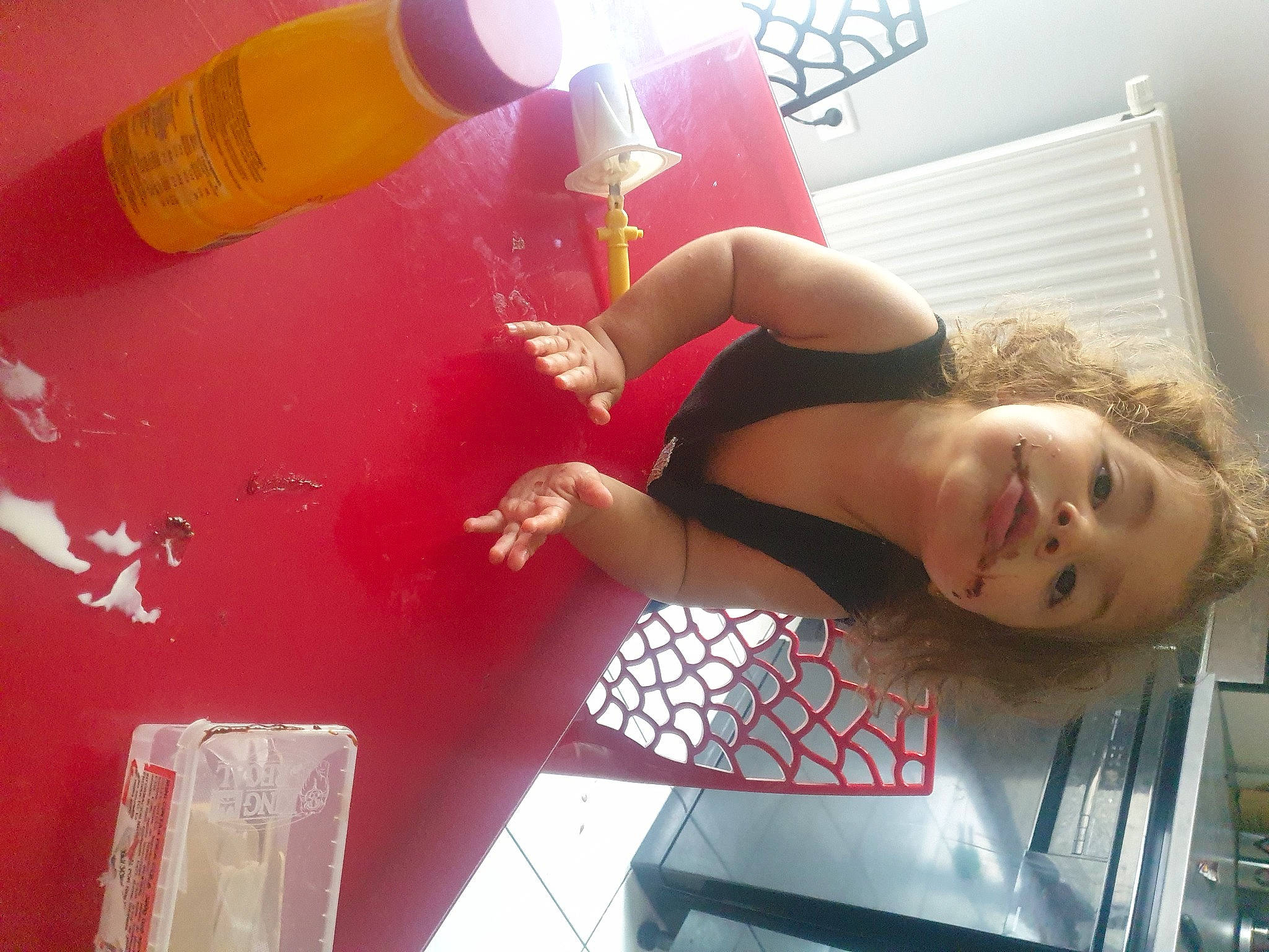 Syana a rejoint le concours — aidez-le/la à gagner de superbes lots ! calf, carmine, chest, elbow, finger, flesh, flooring, fluid, fun, human_leg, knee, leisure, magenta, nail, paint, person, plastic, plastic_bottle, room, thigh