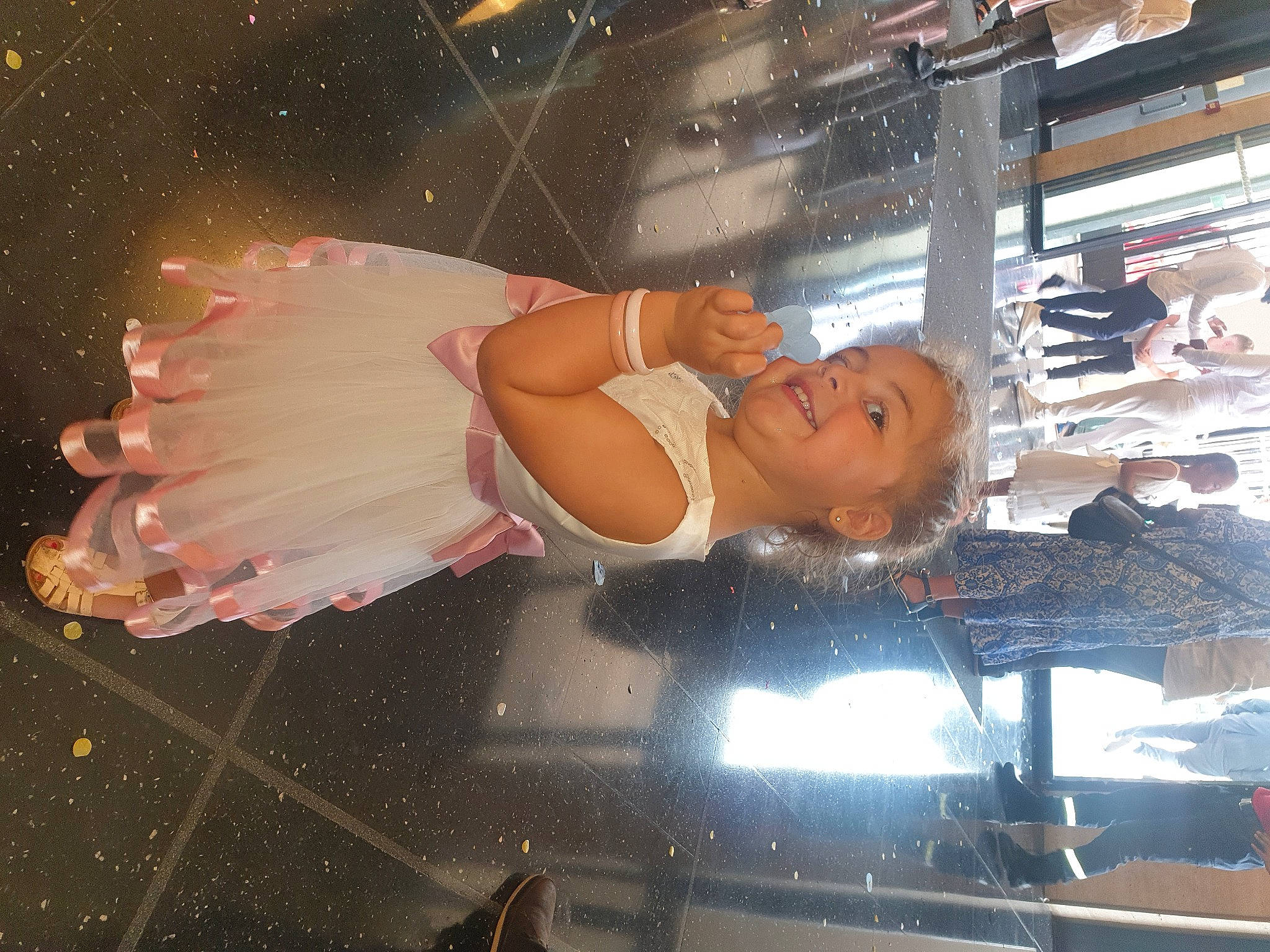 Syana participe au concours pour gagner de l'argent avec cette photo : art, beauty, entertainment, event, flash_photography, fun, joy, performing_arts, person, smile, space