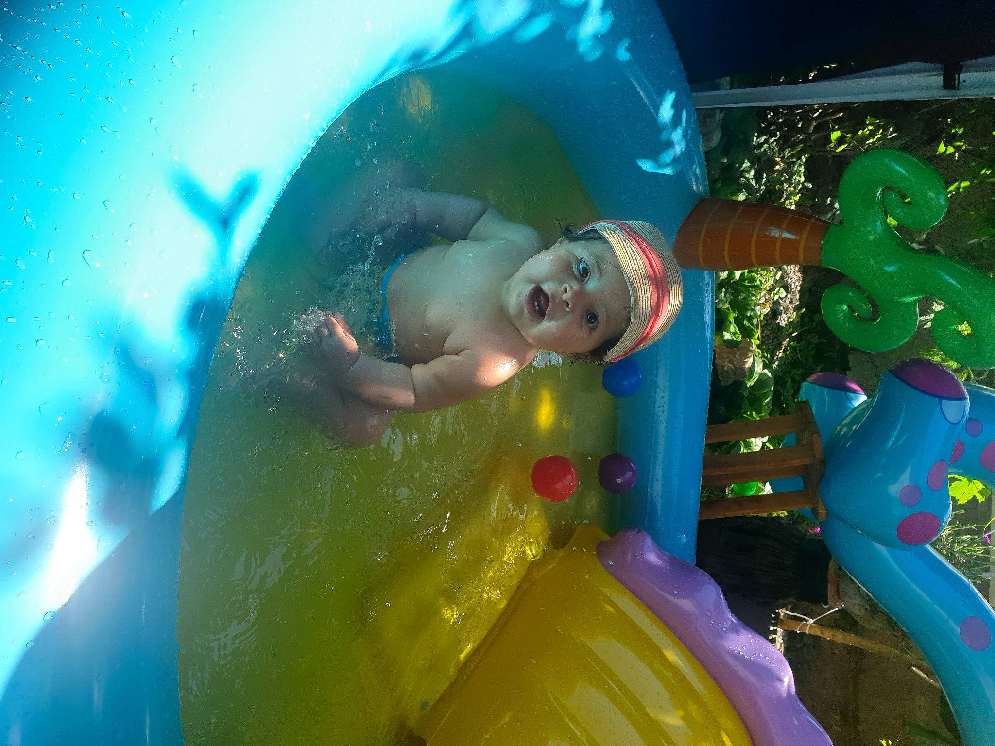 Syana participe au concours pour gagner de l'argent avec cette photo : animation, electric_blue, event, fictional_character, flash_photography, fun, grass, happy, headwear, leisure, lens_flare, liquid_bubble, magenta, person, plastic, recreation, smile, toy, water