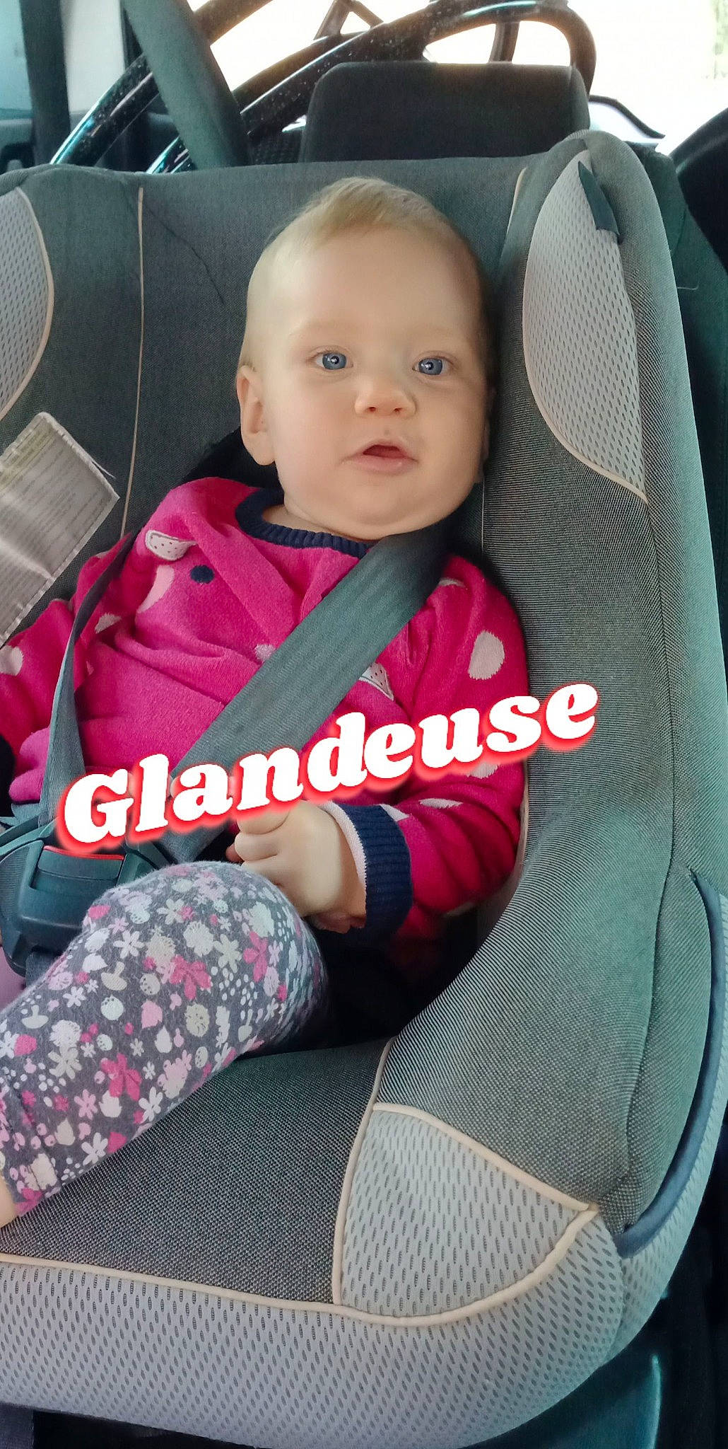 Tyana participe au concours pour gagner de l'argent avec cette photo : auto_part, baby, baby_carriage, baby_in_car_seat, baby_safety, baby_toddler_clothing, car_seat, car_seat_cover, chair, child, comfort, face, finger, leg, person, seat_belt, sleeve, smile, steering_part, toddler