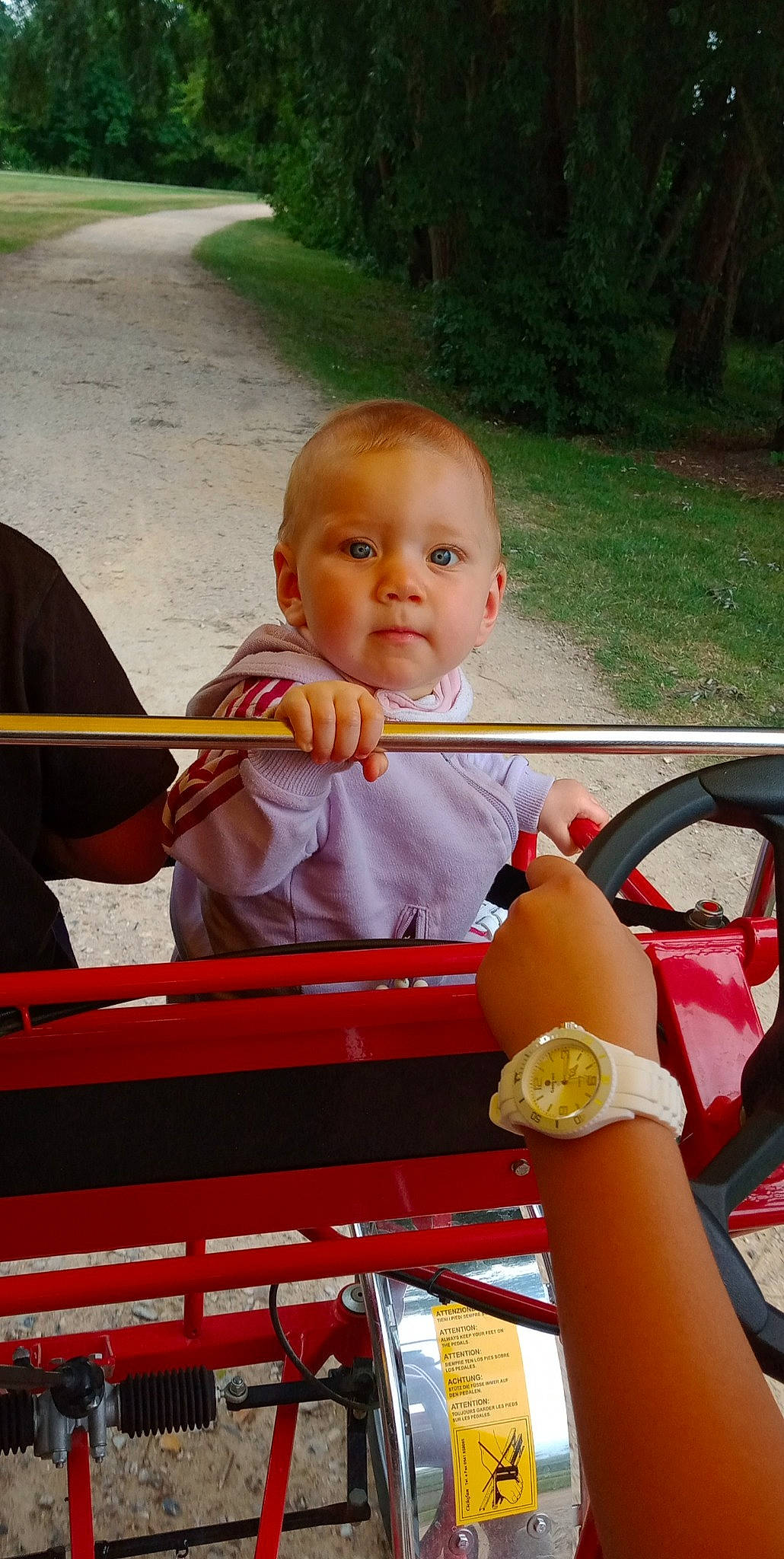 Tyana participe au concours pour gagner de l'argent avec cette photo : chair, child, fun, grass, happy, leisure, motor_vehicle, orange, person, plant, play, recreation, sitting, thigh, toddler, travel, tree, vacation, vehicle