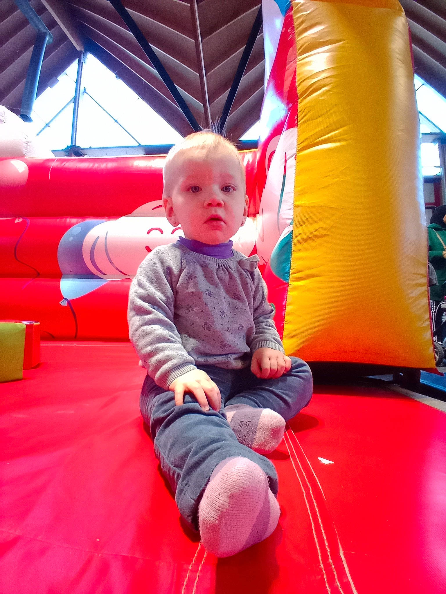 Tyana a rejoint le concours — aidez-le/la à gagner de superbes lots ! baby, bounce_house, child, chute, comfort, electric_blue, flooring, fun, games, inflatable, leisure, magenta, outdoor_play_equipment, person, play, playground, public_space, recreation, room, sitting