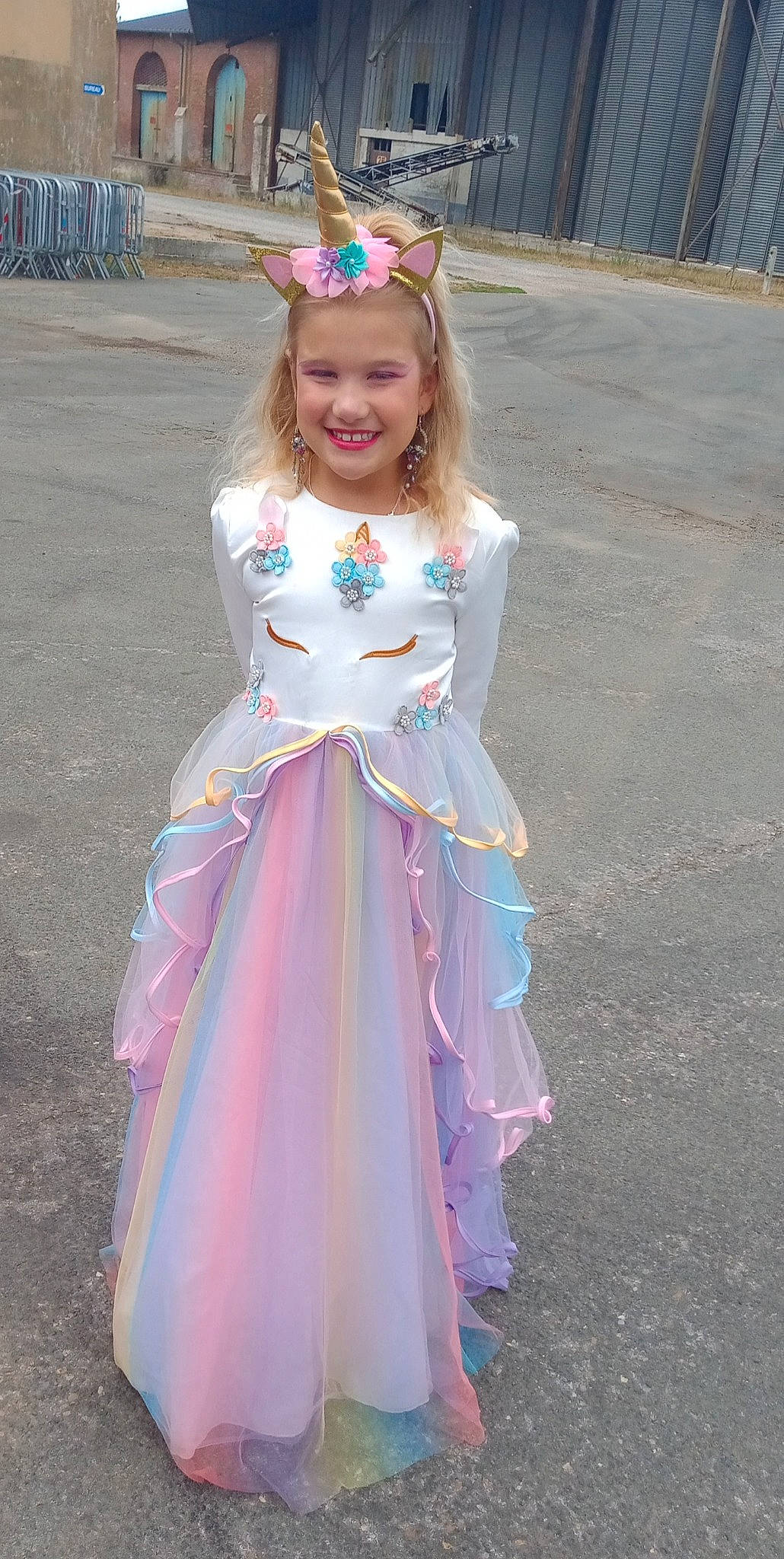 Elina participe au concours pour gagner de l'argent avec cette photo : blond, day_dress, dress, event, fashion_accessory, fashion_design, formal_wear, fun, gown, grass, happy, jewellery, joy, magenta, one_piece_garment, pattern, person, pink, purple, sleeve