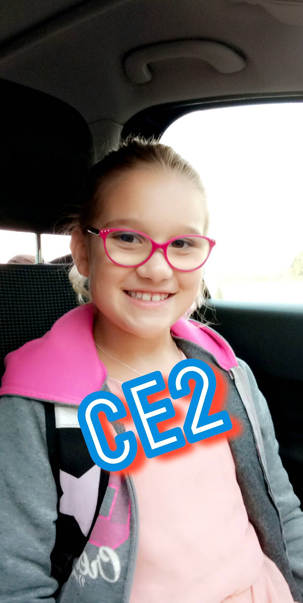 Elina participe au concours pour gagner de l'argent avec cette photo : auto_part, automotive_design, car, chin, electric_blue, eyebrow, eyewear, face, family_car, happy, joy, luxury_vehicle, motor_vehicle, person, personal_luxury_car, skin, sleeve, smile, t_shirt, toddler