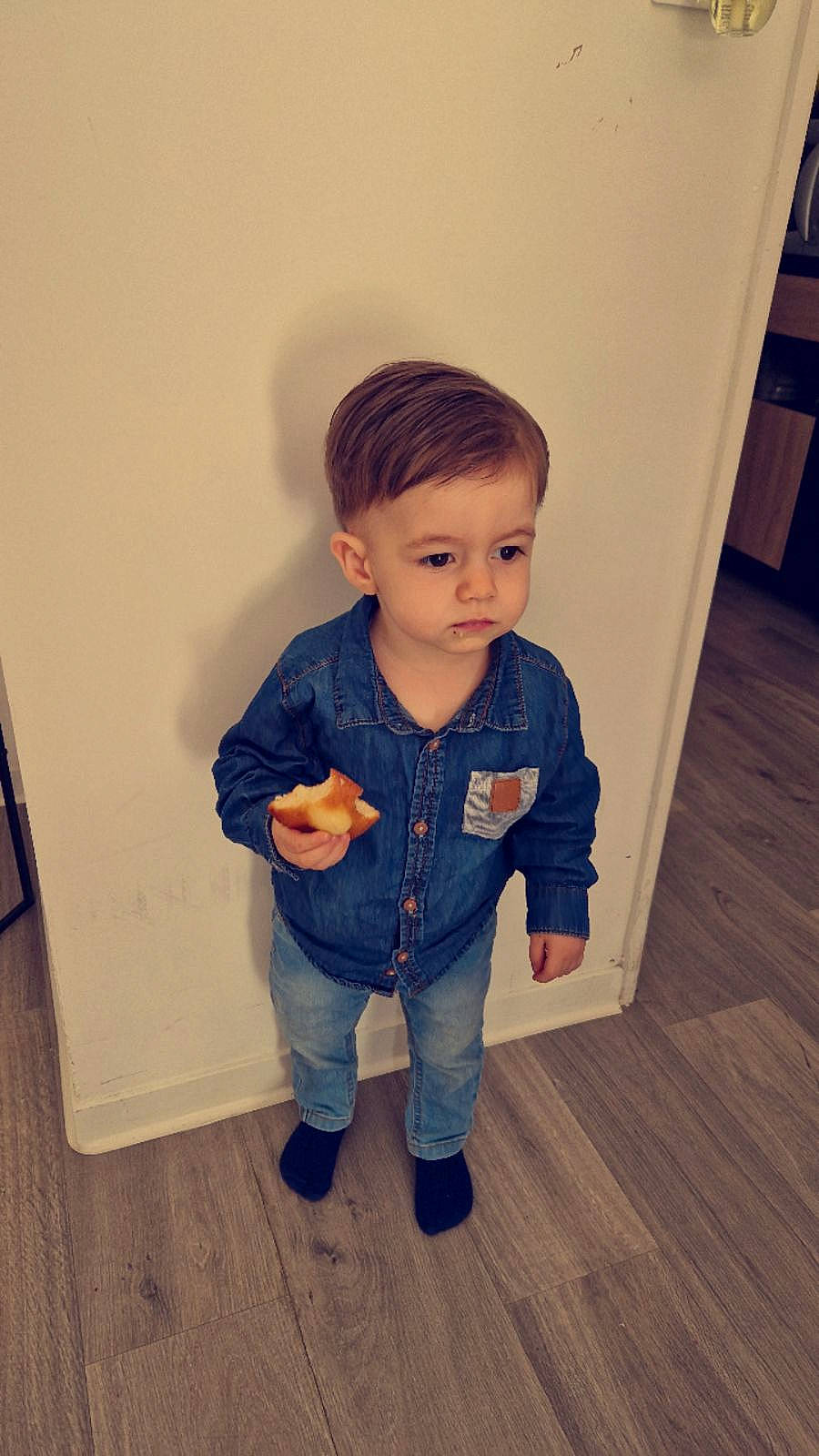 Tiago participe au concours pour gagner de l'argent avec cette photo : baby, baby_toddler_clothing, cheek, child, denim, electric_blue, flooring, hardwood, jeans, laminate_flooring, nose, pattern, person, plank, sitting, sleeve, toddler, varnish, wood, wood_flooring