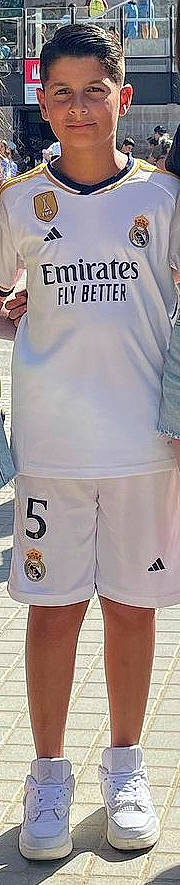 Louka participe au concours pour gagner de l'argent avec cette photo : board_short, button, chest, denim, electric_blue, fashion_accessory, fashion_design, font, gas, grey, pattern, person, pocket, shorts, sleeve, sportswear, t_shirt, trunks, uniform, waist