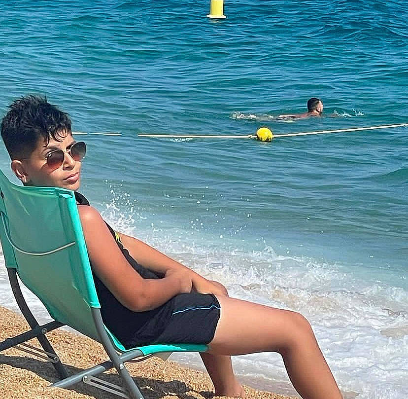 Louka a rejoint le concours — aidez-le/la à gagner de superbes lots ! azure, beach, eyewear, foot, fun, goggles, happy, horizon, human_leg, knee, leisure, morning, people_in_nature, people_on_beach, person, summer, sunglasses, thigh, travel, water