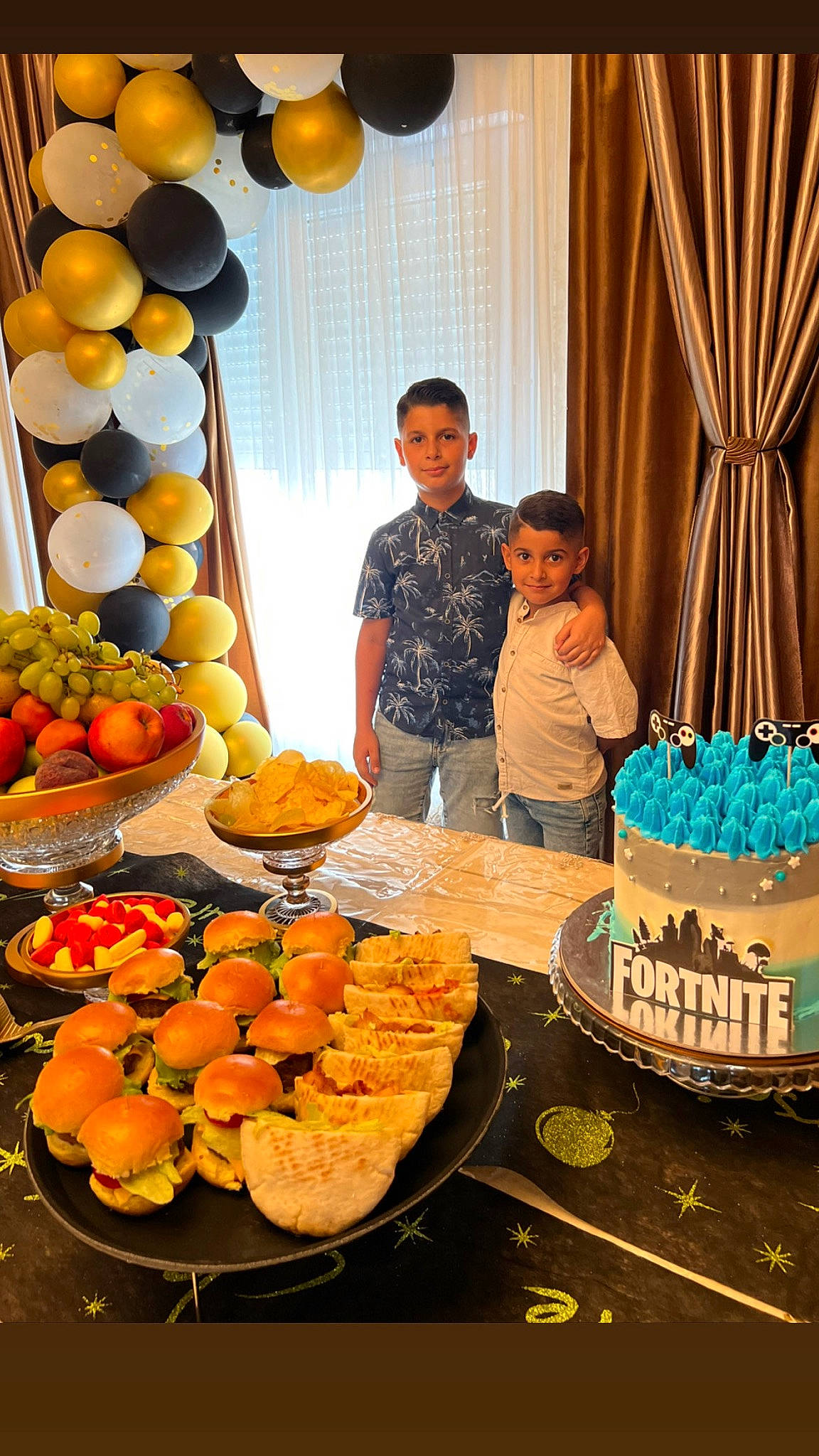 Louka a rejoint le concours — aidez-le/la à gagner de superbes lots ! birthday_cake, cake, cake_decorating, cake_decorating_supply, chair, cuisine, curtain, event, food, fruit, ingredient, joy, natural_foods, orange, person, plate, recipe, smile, sugar_cake, table