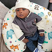 Zayonn participe au concours pour gagner de l'argent avec cette photo : animal_print, baby, child, clothing, cozy, cushion, cute, elephant, expression, fabric, giraffe, hat, indoor, infant, jacket, monkey, portrait, seat, socks, tiger