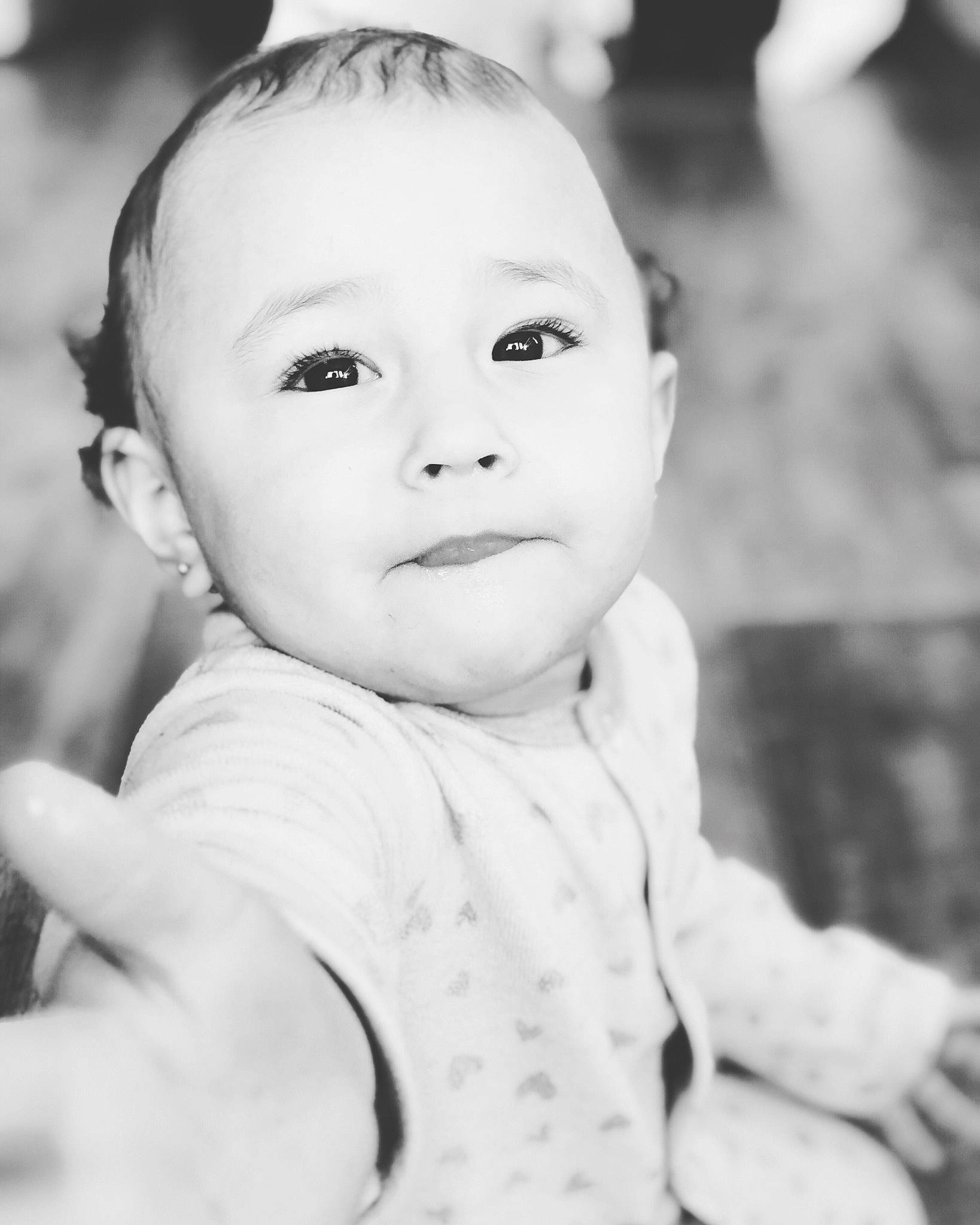Layanah a rejoint le concours — aidez-le/la à gagner de superbes lots ! black_and_white, cheek, child, eye, face, girl, head, human, infant, monochrome, monochrome_photography, nose, person, photograph, photography, portrait, portrait_photography, skin, smile, toddler