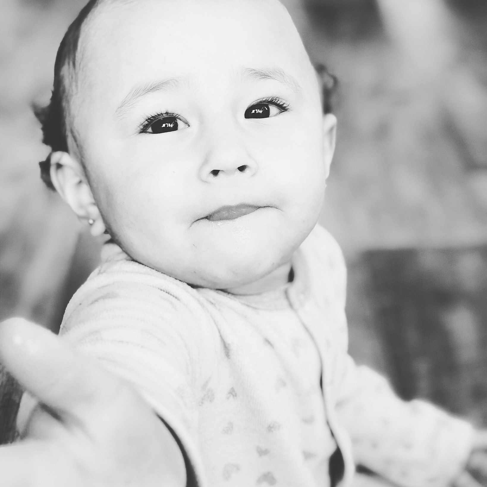Layanah a rejoint le concours — aidez-le/la à gagner de superbes lots ! black_and_white, cheek, child, eye, face, girl, head, human, infant, monochrome, monochrome_photography, nose, person, photograph, photography, portrait, portrait_photography, skin, smile, toddler