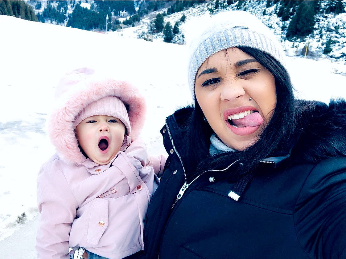 Layanah participe au concours pour gagner de l'argent avec cette photo : beauty, blue, child, emotion, facial_expression, freezing, fun, fur, fur_clothing, girl, headgear, headwear, joy, people, person, photograph, photography, skin, smile, snapshot