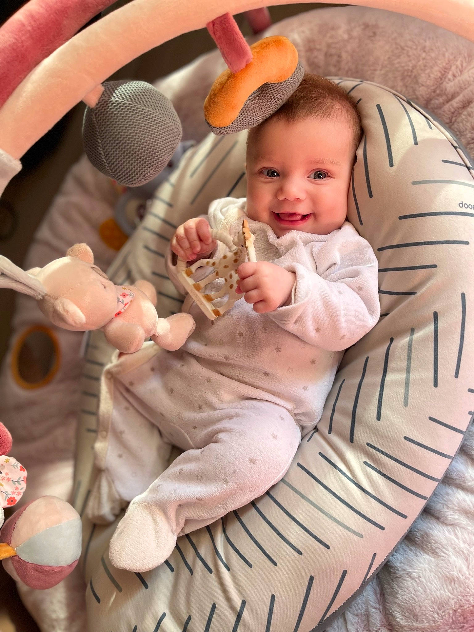 Kathalina a rejoint le concours — aidez-le/la à gagner de superbes lots ! auto_part, baby, baby_carriage, baby_in_car_seat, baby_products, baby_toddler_clothing, chair, cheek, child, comfort, finger, fun, happy, human_body, joy, mouth, organ, person, pink, sitting