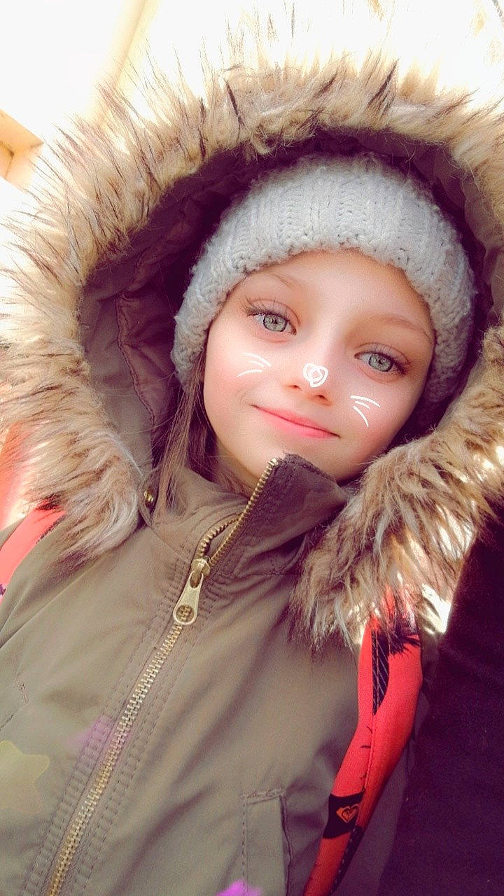 Célia a rejoint le concours — aidez-le/la à gagner de superbes lots ! brown_hair, child_model, doll, eye, eyelash, fur, fur_clothing, girl, hair_coloring, joy, lip, person, pink, textile