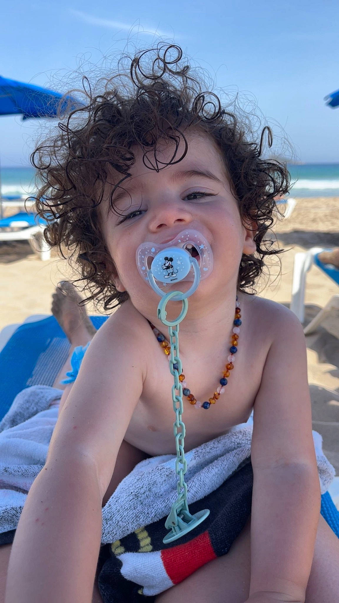 Soann participe au concours pour gagner de l'argent avec cette photo : beach, blue, child, electric_blue, event, fashion_accessory, flash_photography, fun, gesture, happy, iris, jewellery, leisure, ocean, people_on_beach, person, sand, sky, summer, toddler