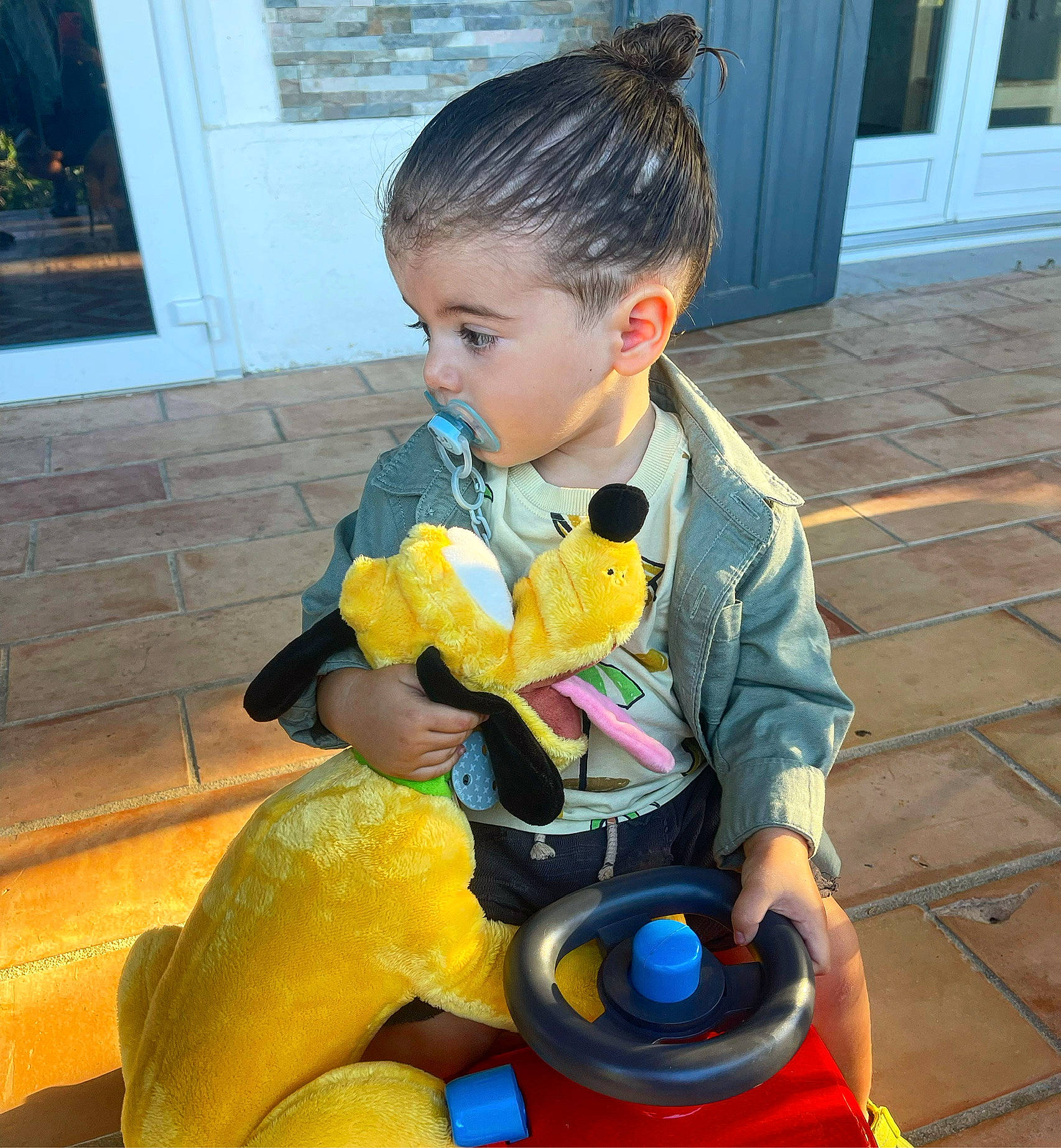 Soann a rejoint le concours — aidez-le/la à gagner de superbes lots ! baby, baby_playing_with_toys, baby_products, baby_toddler_clothing, baby_toys, child, door, flooring, fun, hardwood, leisure, person, play, recreation, riding_toy, sitting, thigh, toddler, toy, toy_vehicle