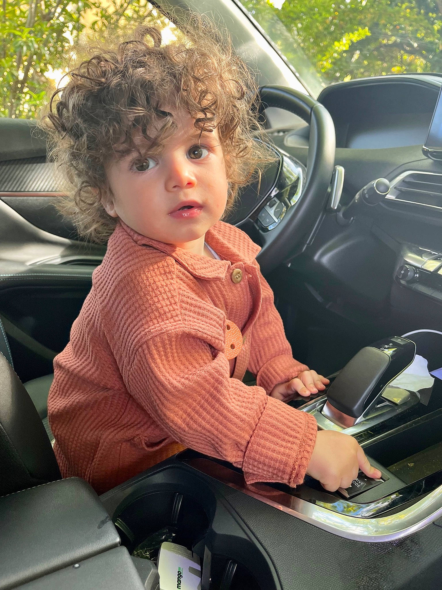 Soann a rejoint le concours — aidez-le/la à gagner de superbes lots ! auto_part, automotive_design, automotive_exterior, automotive_lighting, automotive_mirror, car, car_seat, car_seat_cover, comfort, mode_of_transport, motor_vehicle, person, personal_luxury_car, plant, product, steering_part, steering_wheel, toddler, tree, vehicle