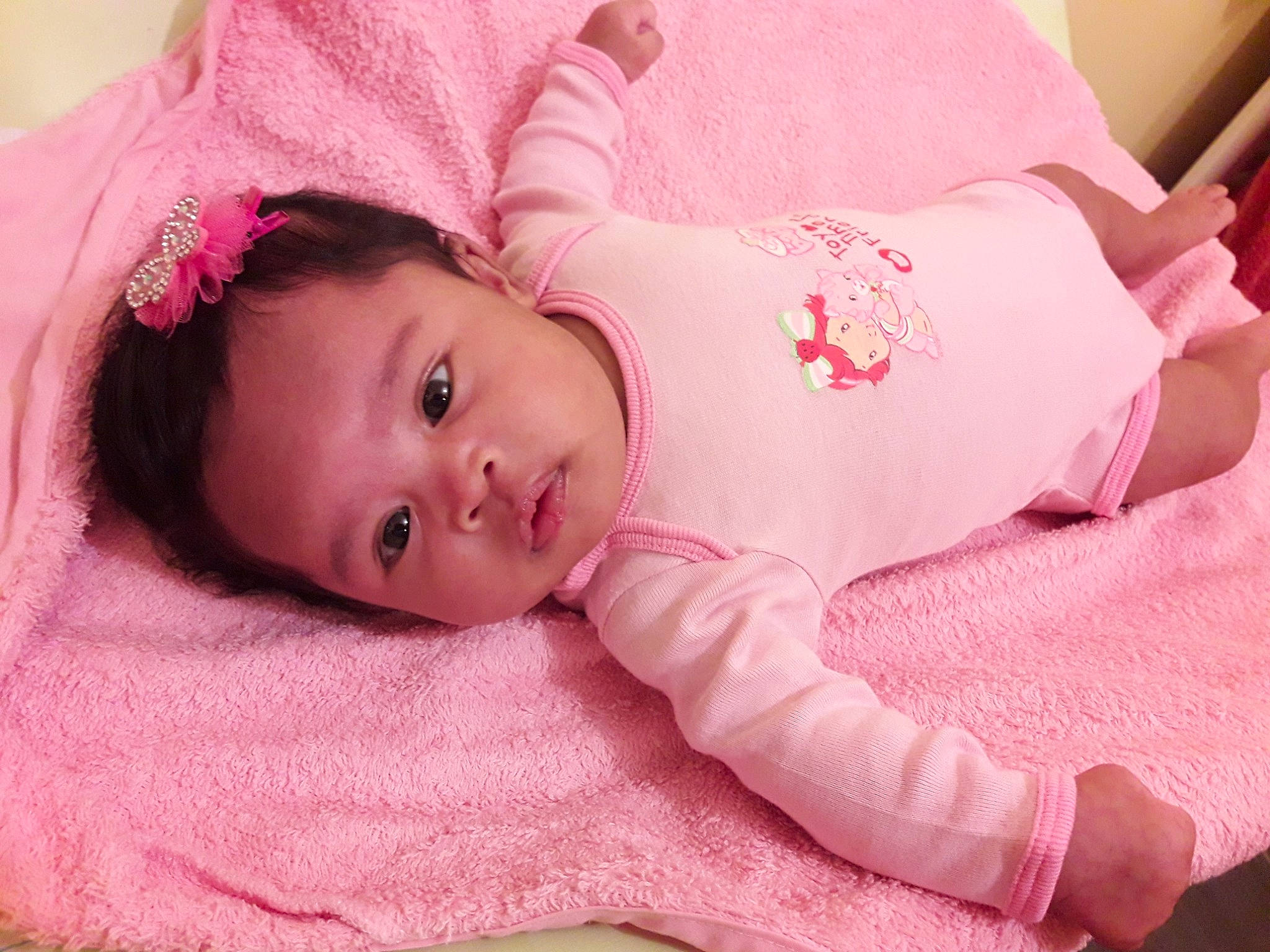 Grace a rejoint le concours — aidez-le/la à gagner de superbes lots ! baby, baby_products, baby_toddler_clothing, cheek, child, hair_accessory, headband, knitting, lip, peach, person, pink, skin, sweater, textile, toddler, wool