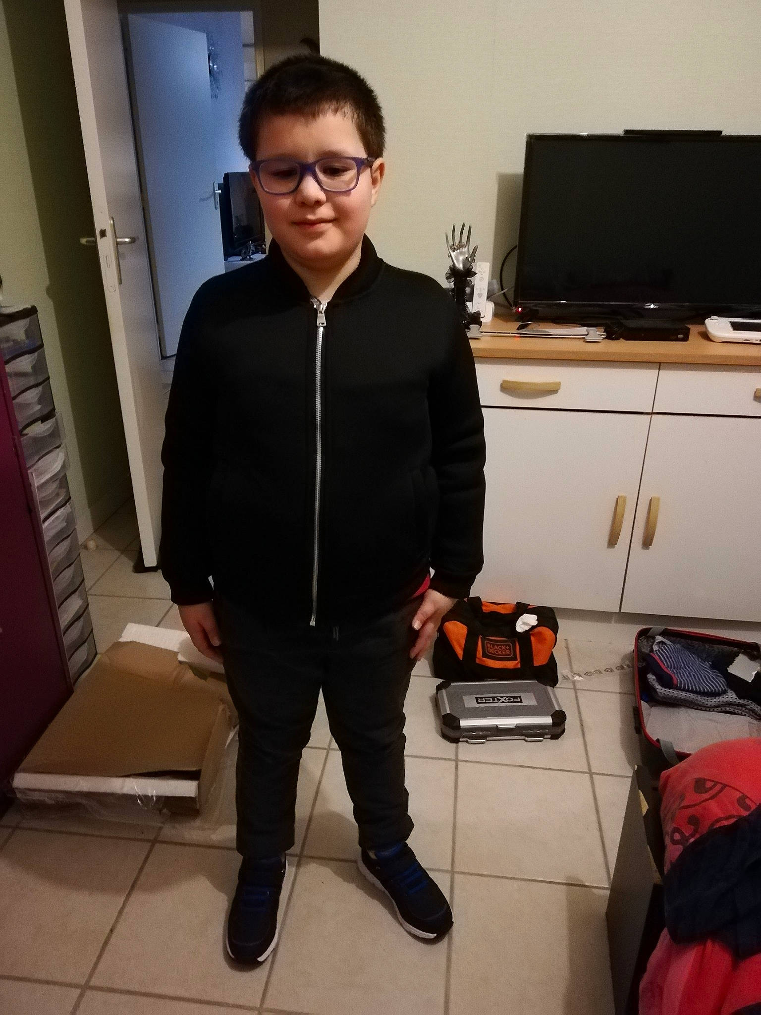 Dylan participe au concours pour gagner de l'argent avec cette photo : cool, eyewear, fashion, footwear, glasses, jacket, jeans, leg, outerwear, person, shoe, shoulder, snapshot, sportswear, standing, t_shirt, top, trousers