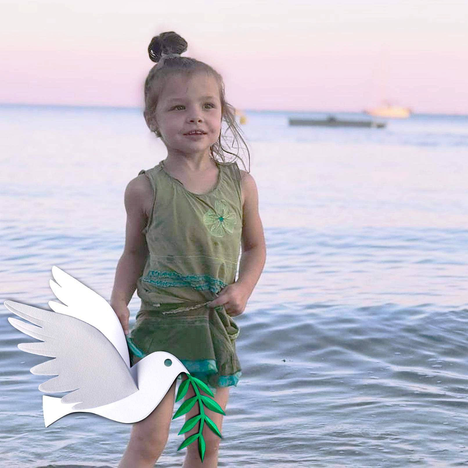 Lola a rejoint le concours — aidez-le/la à gagner de superbes lots ! beach, child, coast, fun, happy, ocean, person, sea, seabird, standing, summer, toddler, vacation, wave, white