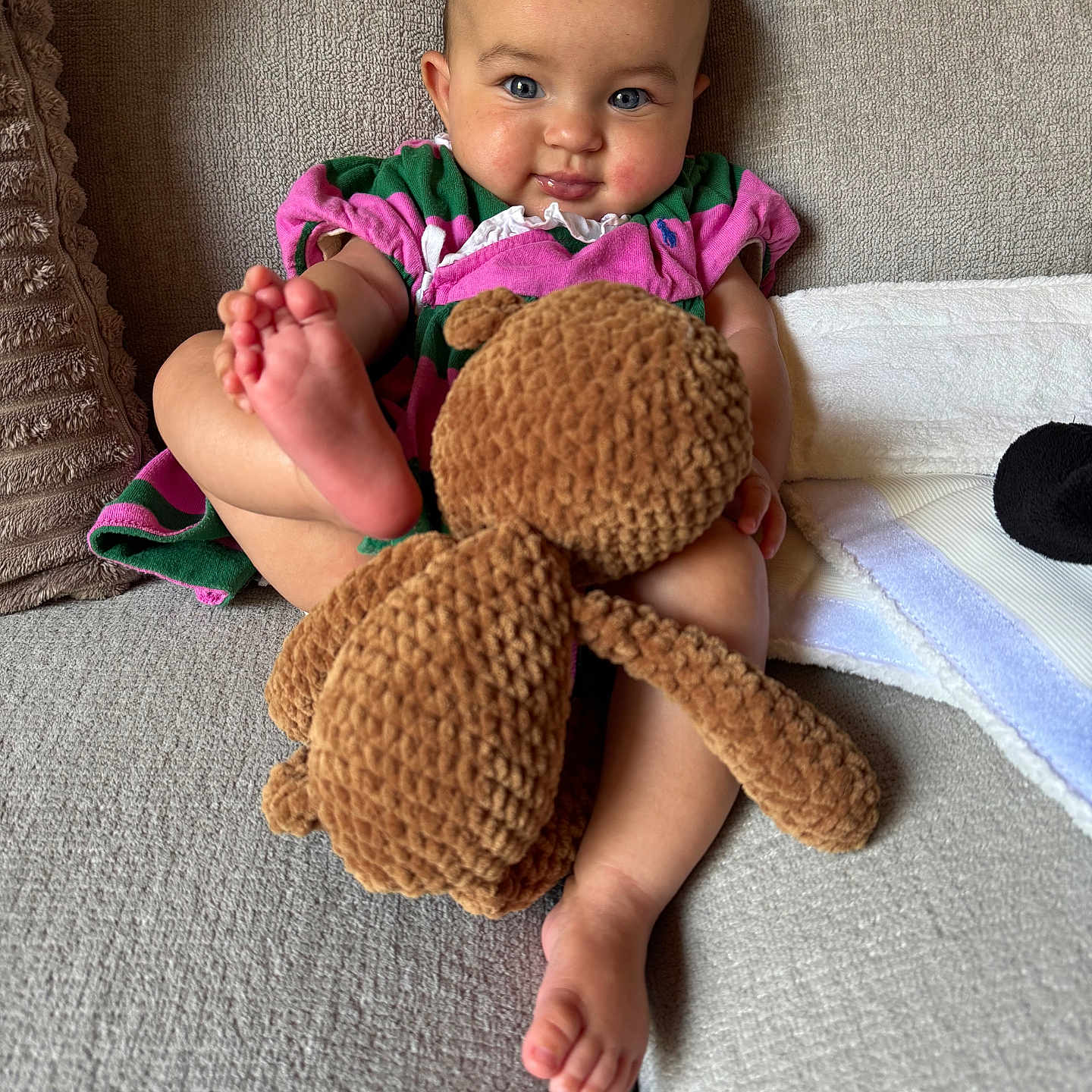 Nina participe au concours pour gagner de l'argent avec cette photo : baby, child, couch, cozy, cute, dress, foot, furniture, happy, head, indoor, person, plush_toy, portrait, sitting, skin, smile, soft_toy, teddy_bear, toy