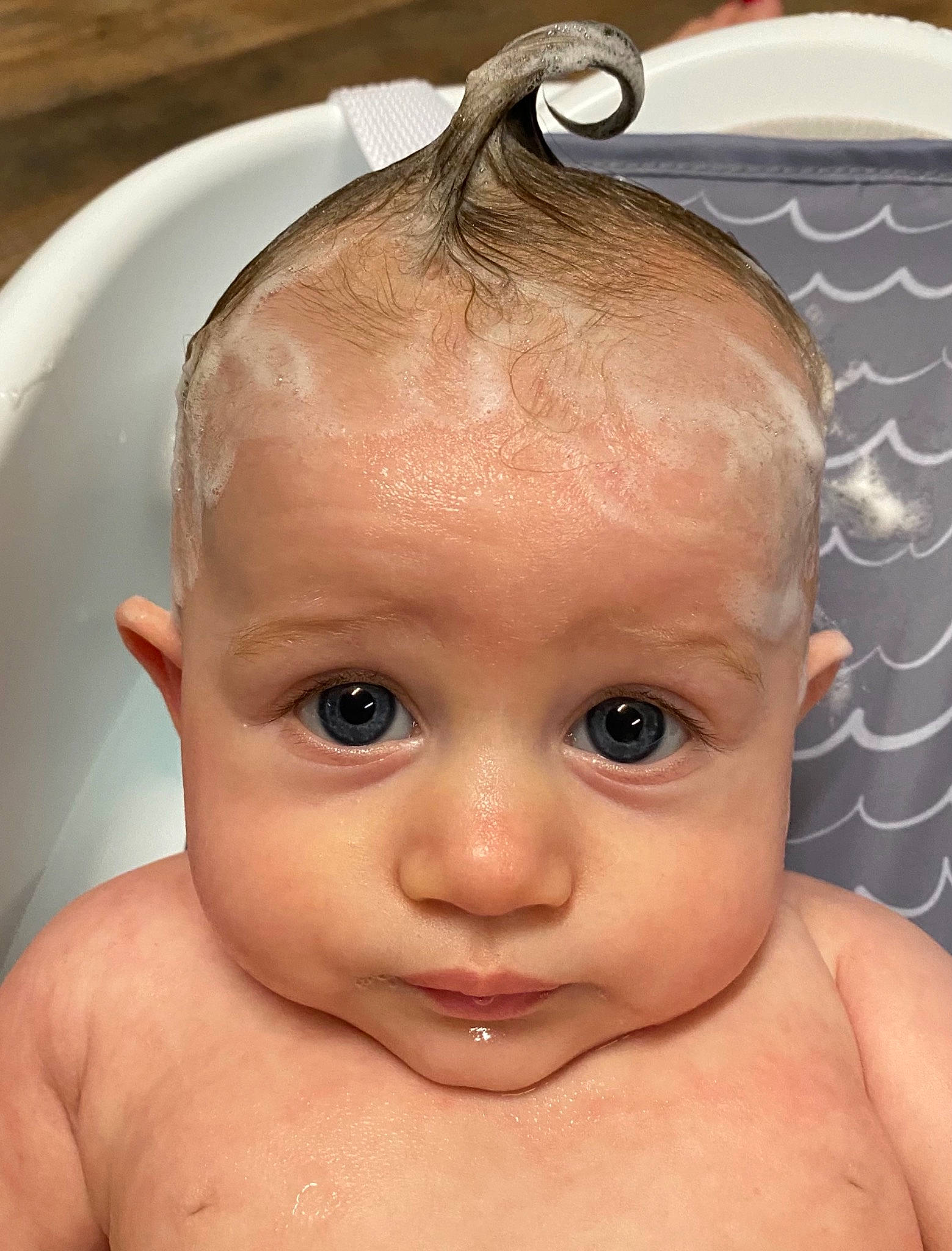 Lakyn is registered to the contest to win money with this photo: baby_bathing, cheek, chin, eye, eyebrow, eyelash, face, facial_expression, forehead, hair, hairstyle, hand, head, lip, mouth, muscle, nose, organ, person, skin