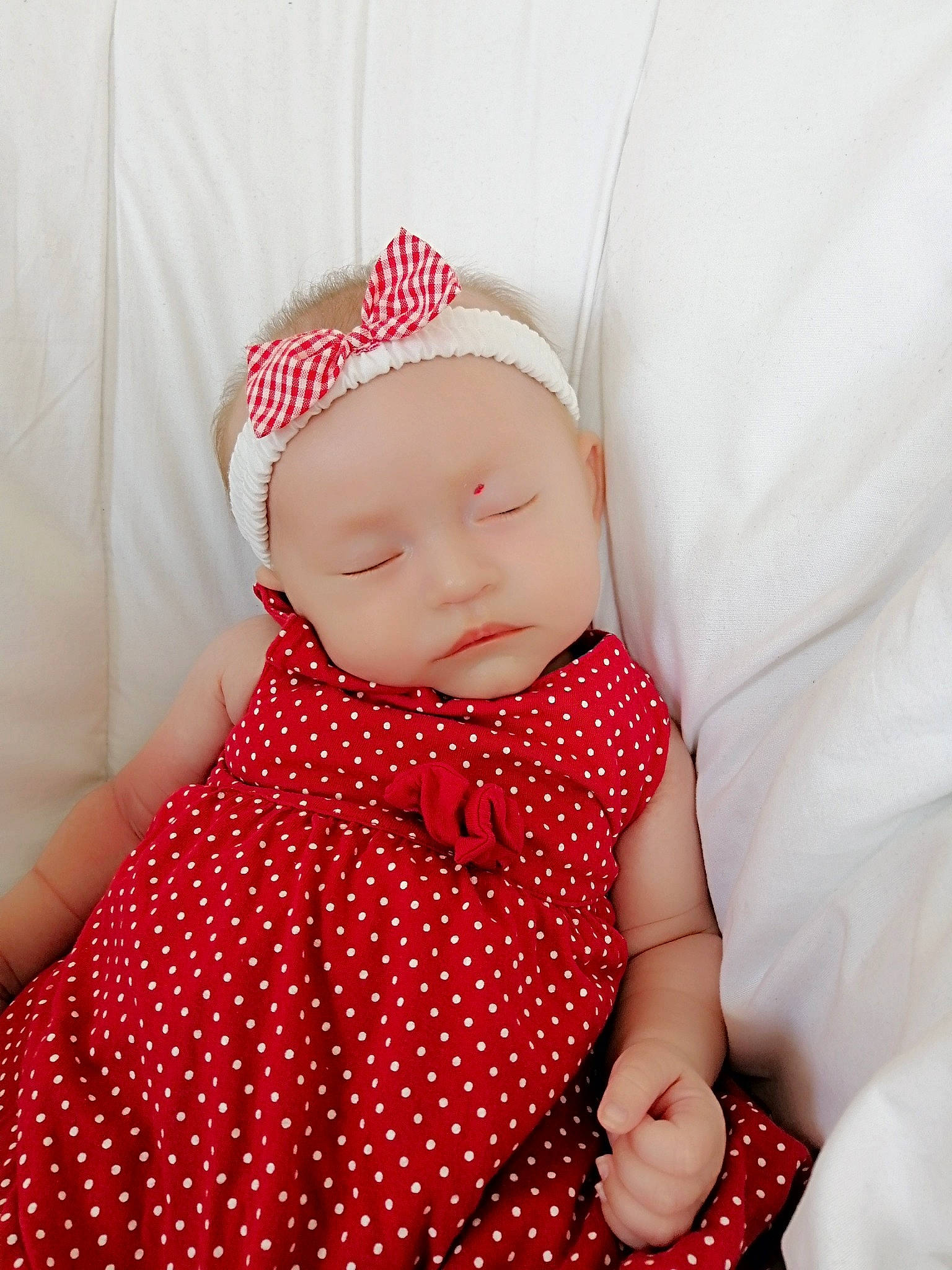 Myla participe au concours pour gagner de l'argent avec cette photo : baby, baby_toddler_clothing, bonnet, child, design, headgear, pattern, person, polka_dot, red, skin, toddler