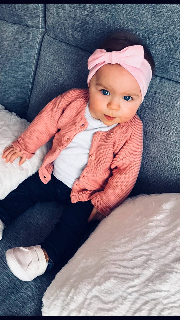 Embre participe au concours pour gagner de l'argent avec cette photo : baby, cheek, child, comfort, hand, headgear, headwear, person, skin, toddler