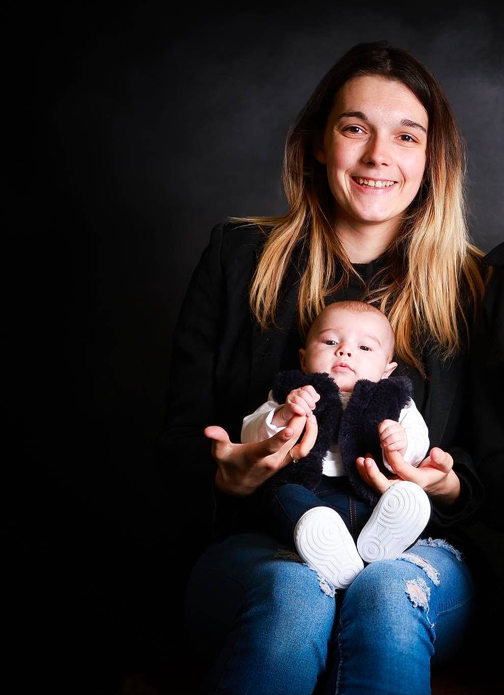 Angelina participe au concours pour gagner de l'argent avec cette photo : baby, cheek, child, comfort, darkness, event, flash_photography, fun, gesture, grass, happy, jeans, joy, laugh, love, people_in_nature, person, portrait_photography, sitting, smile