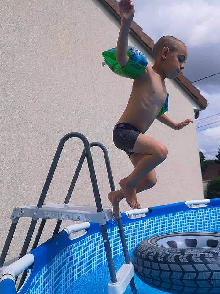 Nolan a rejoint le concours — aidez-le/la à gagner de superbes lots ! automotive_tire, azure, barechested, blue, cloud, fun, human_body, leg, leisure, muscle, outdoor_furniture, person, recreation, shorts, sky, swimming_pool, swimwear, synthetic_rubber, thigh, tire