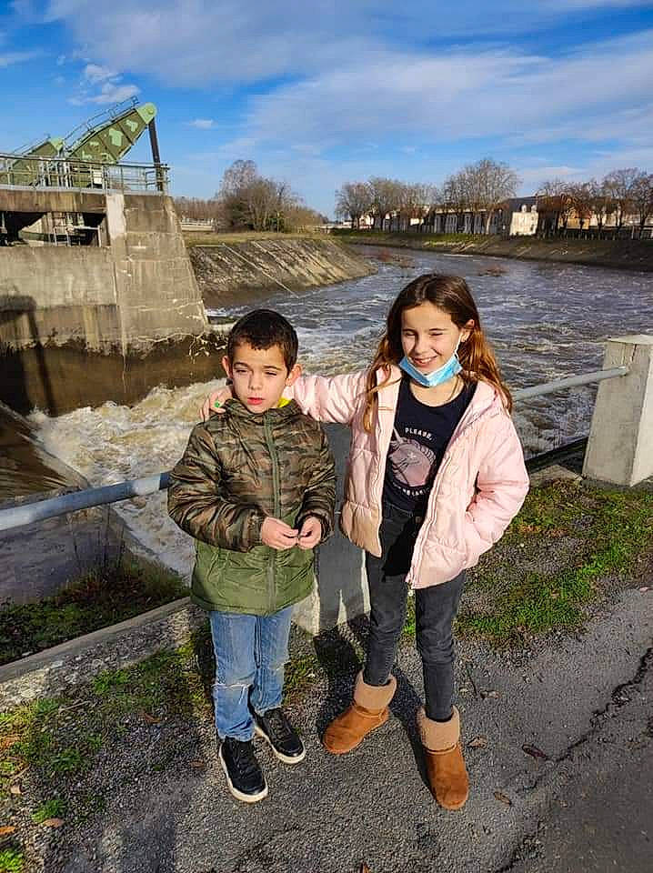 Nolan a rejoint le concours — aidez-le/la à gagner de superbes lots ! boot, bridge, child, cloud, flash_photography, fun, grass, happy, jacket, joy, lake, landscape, leisure, person, plant, sky, toddler, tourism, travel, tree
