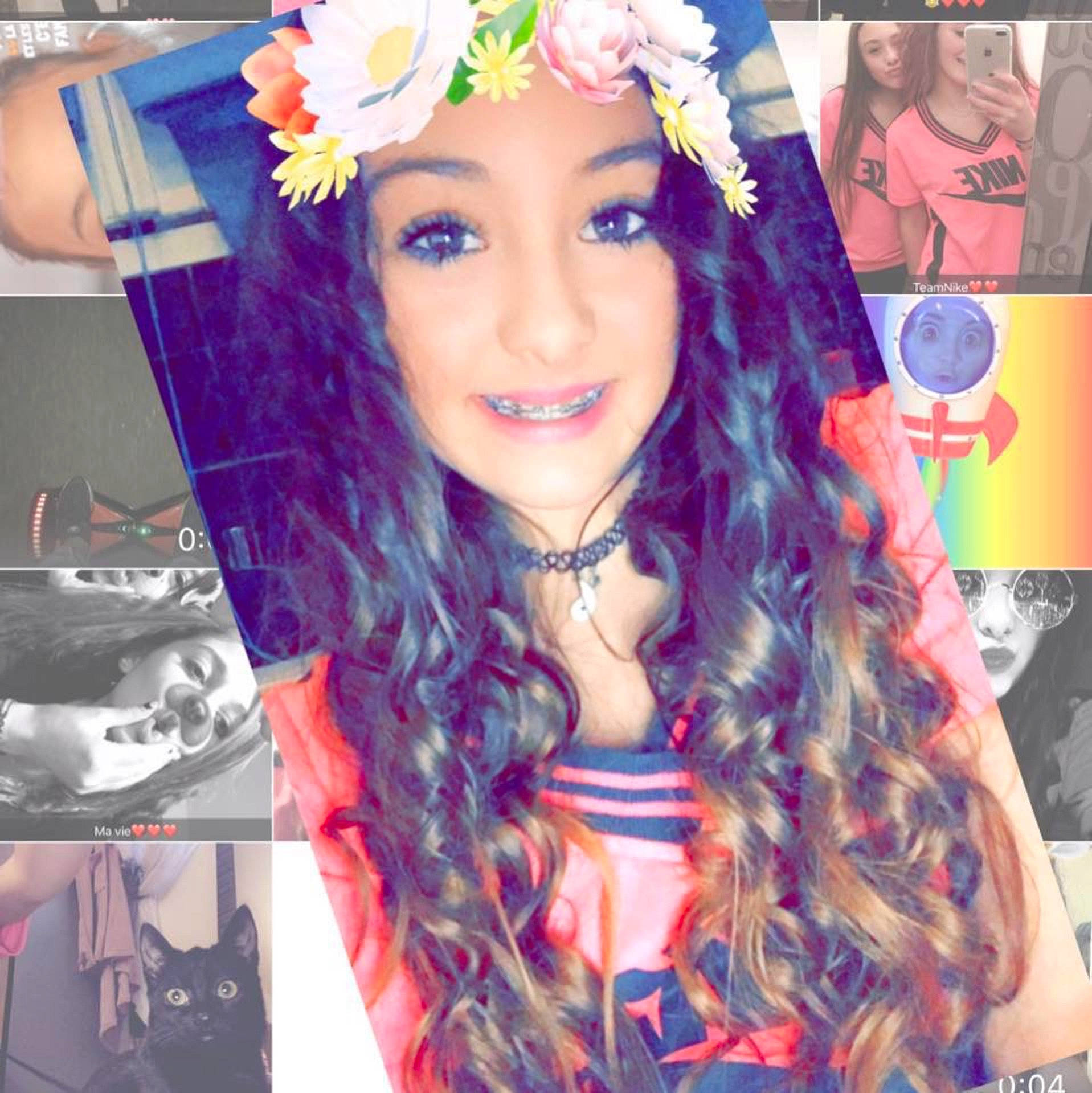 Leslie participe au concours pour gagner de l'argent avec cette photo : black_hair, brown_hair, clothing, costume, face, fashion_accessory, hair, hair_coloring, hairstyle, joy, long_hair, wig