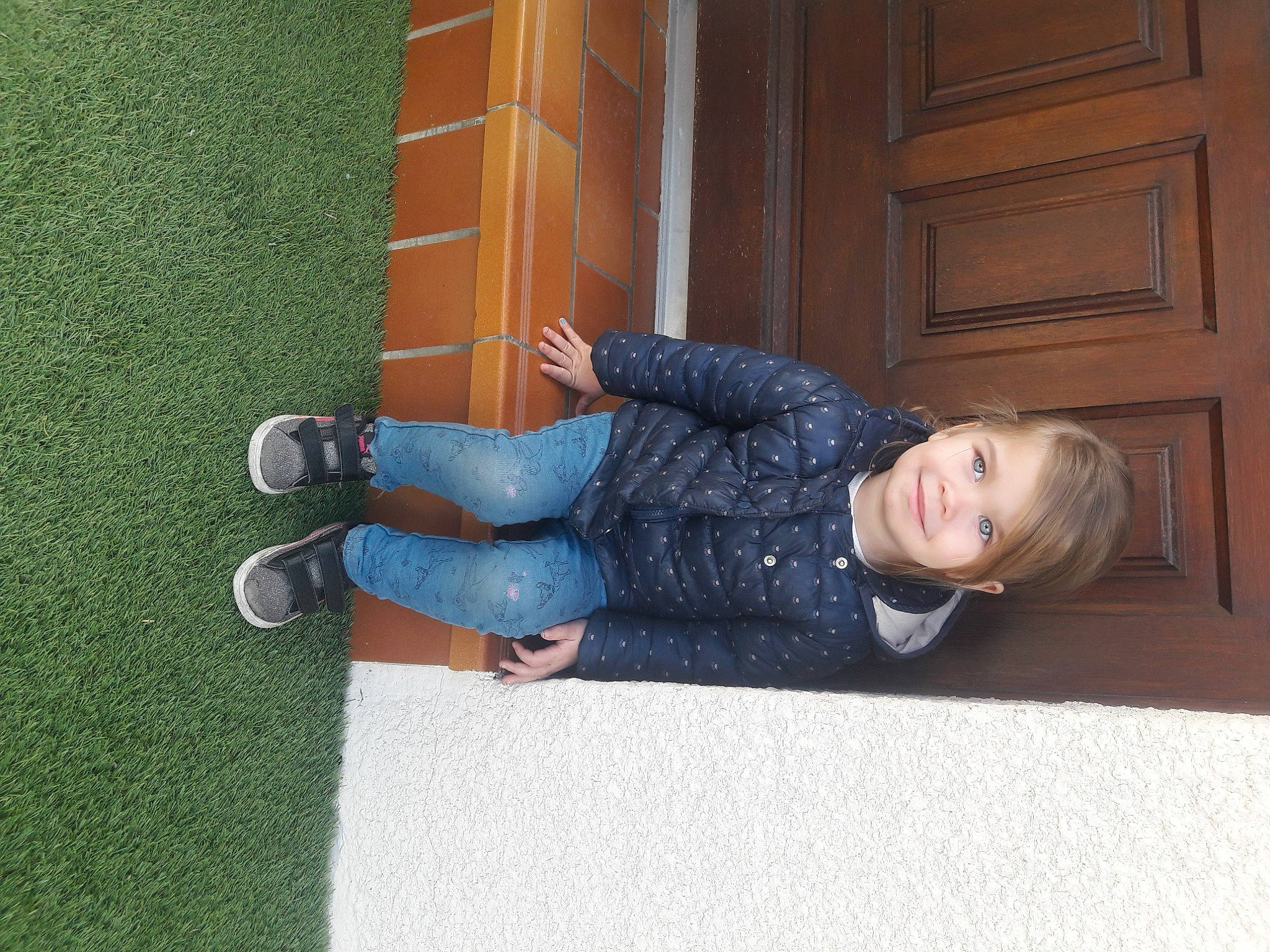 Lina a rejoint le concours — aidez-le/la à gagner de superbes lots ! asphalt, comfort, denim, door, electric_blue, floor, flooring, foot, fun, grass, human_leg, jeans, joy, knee, leg, person, road_surface, shoe, sitting, sneakers