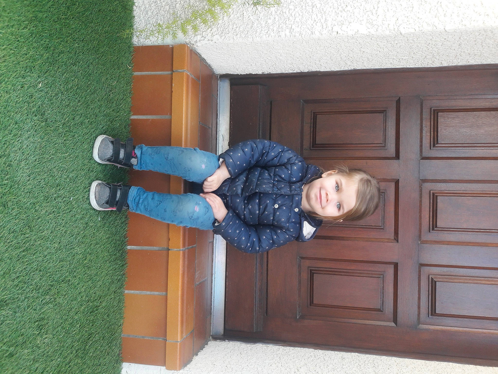 Lina a rejoint le concours — aidez-le/la à gagner de superbes lots ! child, denim, door, flooring, hardwood, home_door, house, human_leg, jeans, joy, outdoor_shoe, outerwear, person, room, shoe, smile, sneakers, standing, toddler, walking_shoe