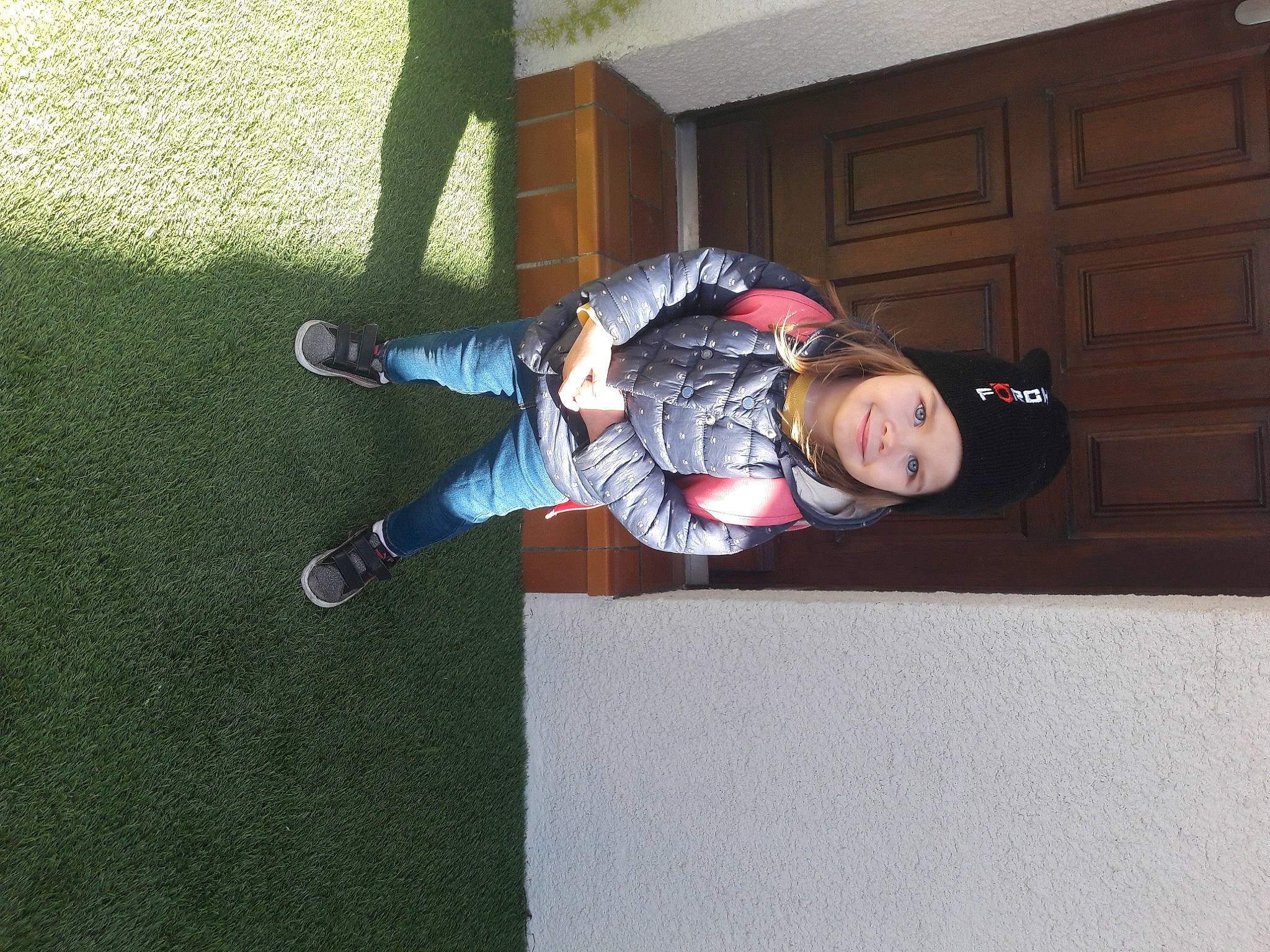 Lina a rejoint le concours — aidez-le/la à gagner de superbes lots ! boot, child, comfort, door, flooring, fun, grass, headwear, human_leg, joy, knee, leisure, person, plant, room, shoe, sitting, smile, sneakers, toddler